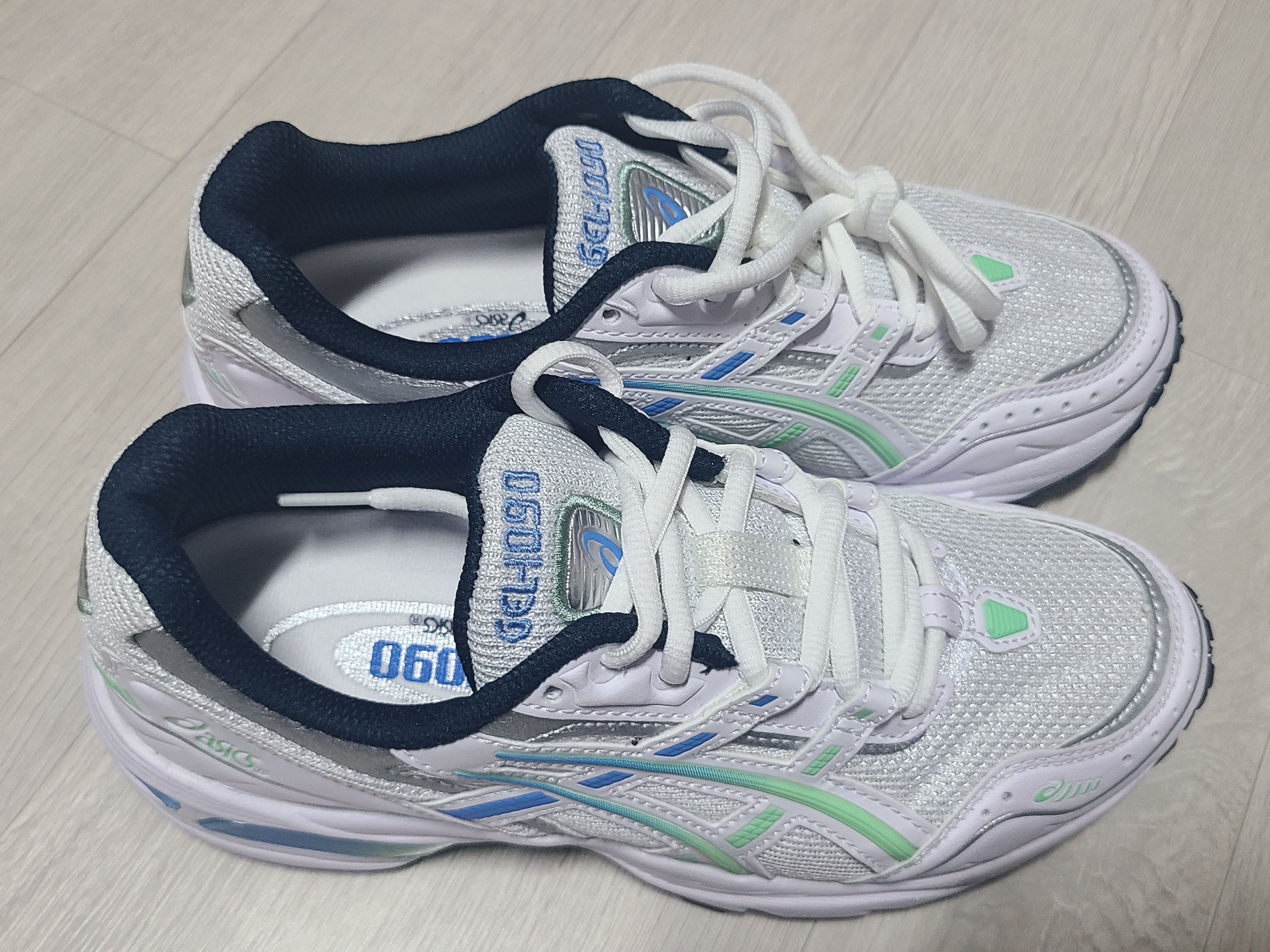 (W) Asics Gel-1090 White Blue Coast 착용 스타일 - 2