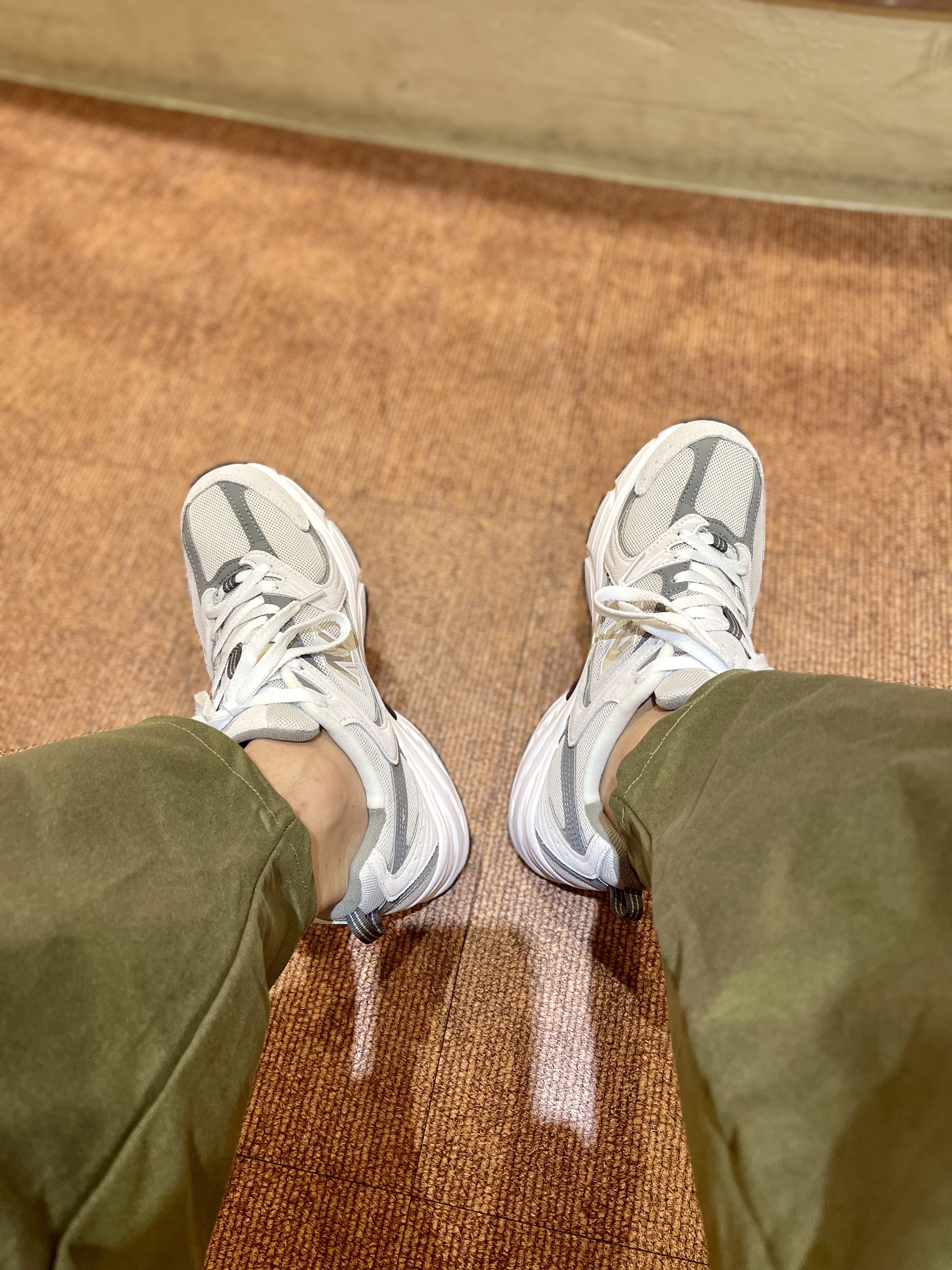 New Balance 530 Classic Grey 착용 스타일 - 1