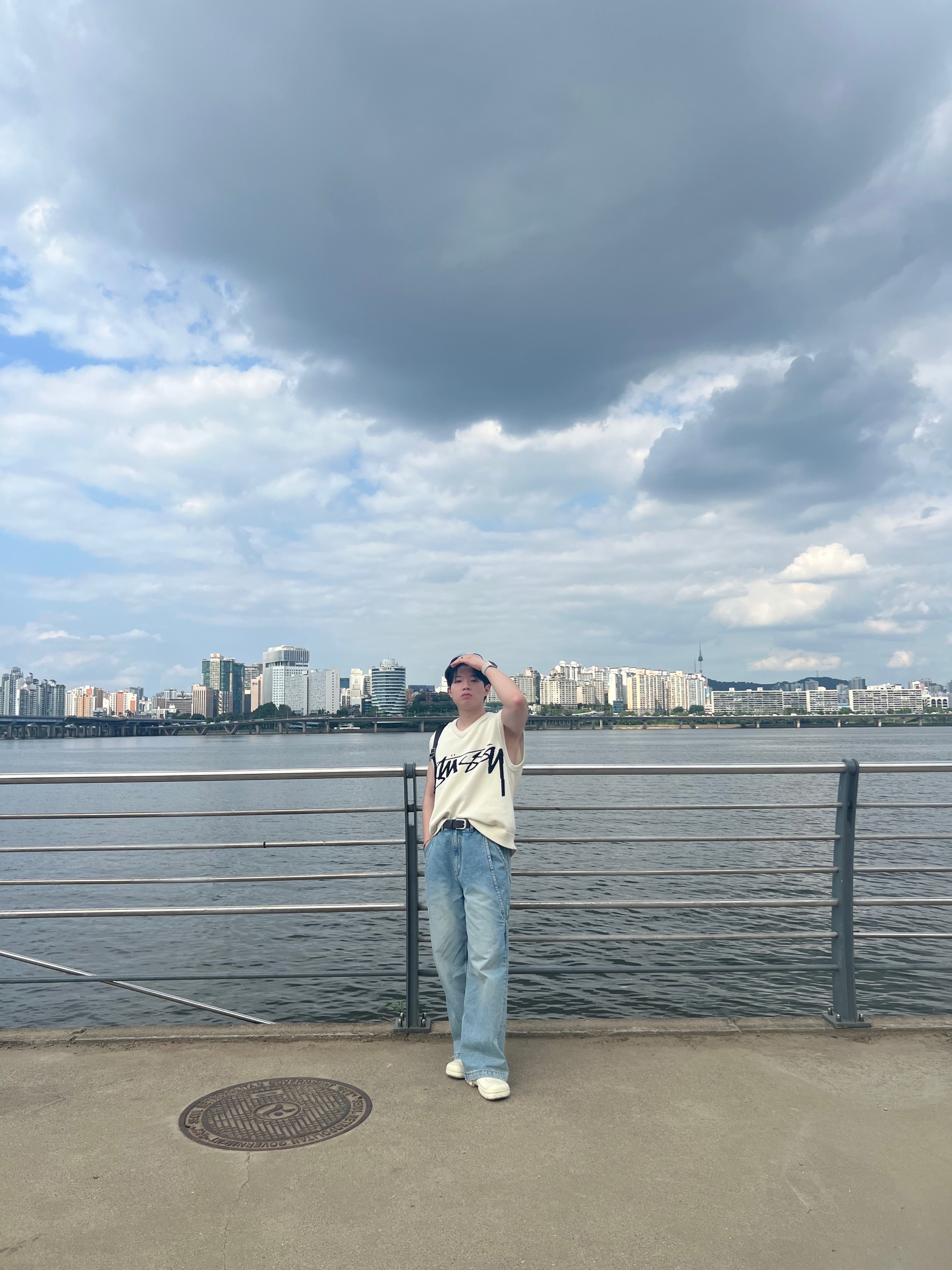 Stussy Sweater Vest Natural, Birkenstock A630 Clog White 착용 스타일 - 3