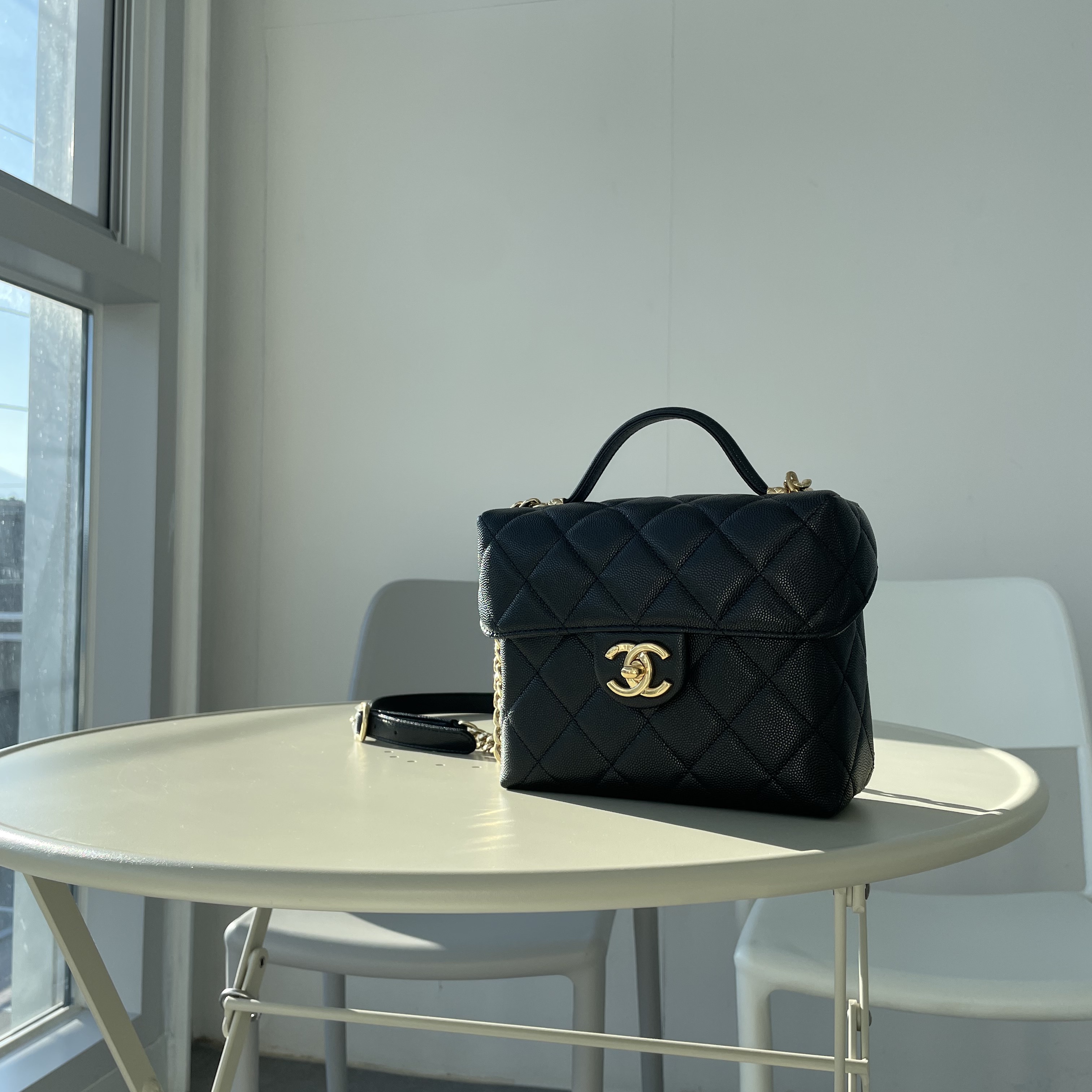 Chanel Small Vanity Case Grained Calfskin & Gold White 착용 스타일