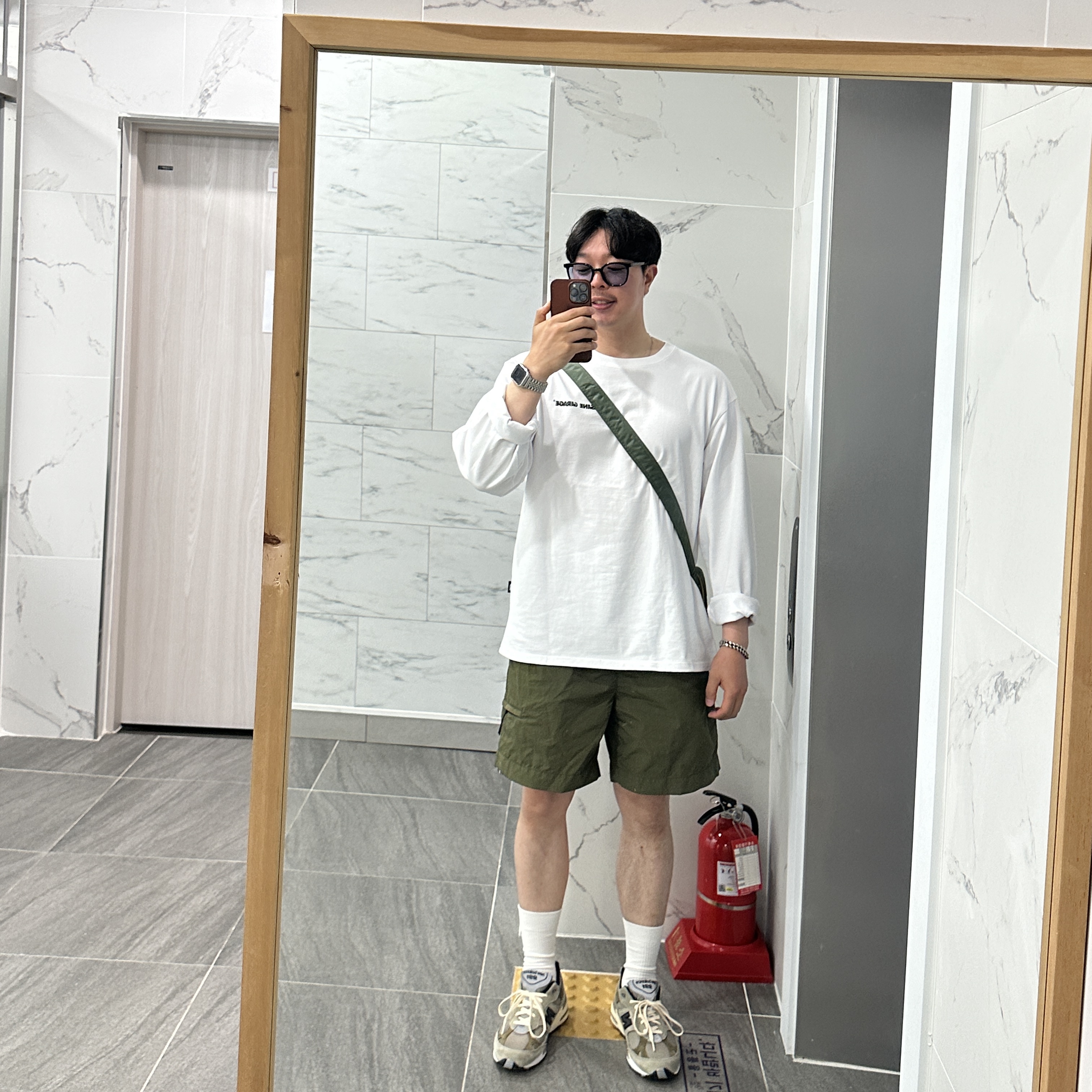 뉴발란스 x JJJ자운드 991 메이드 인 UK 그레이, 포터 탱커 숄더백 스몰 세이지 그린 착용 스타일 - 2