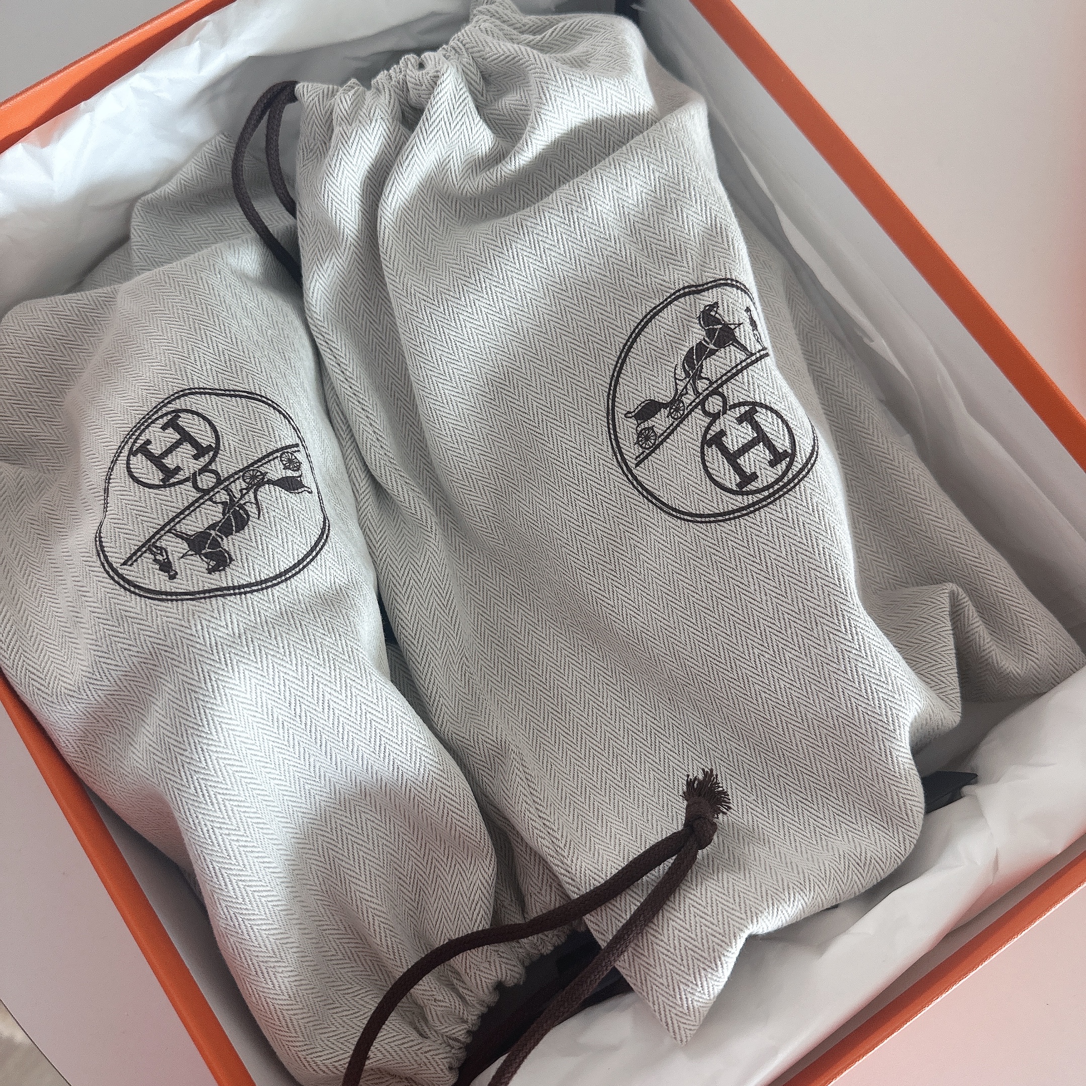 (W) Hermes Gipsy Sandal Nappa & Noir 착용 스타일 - 2