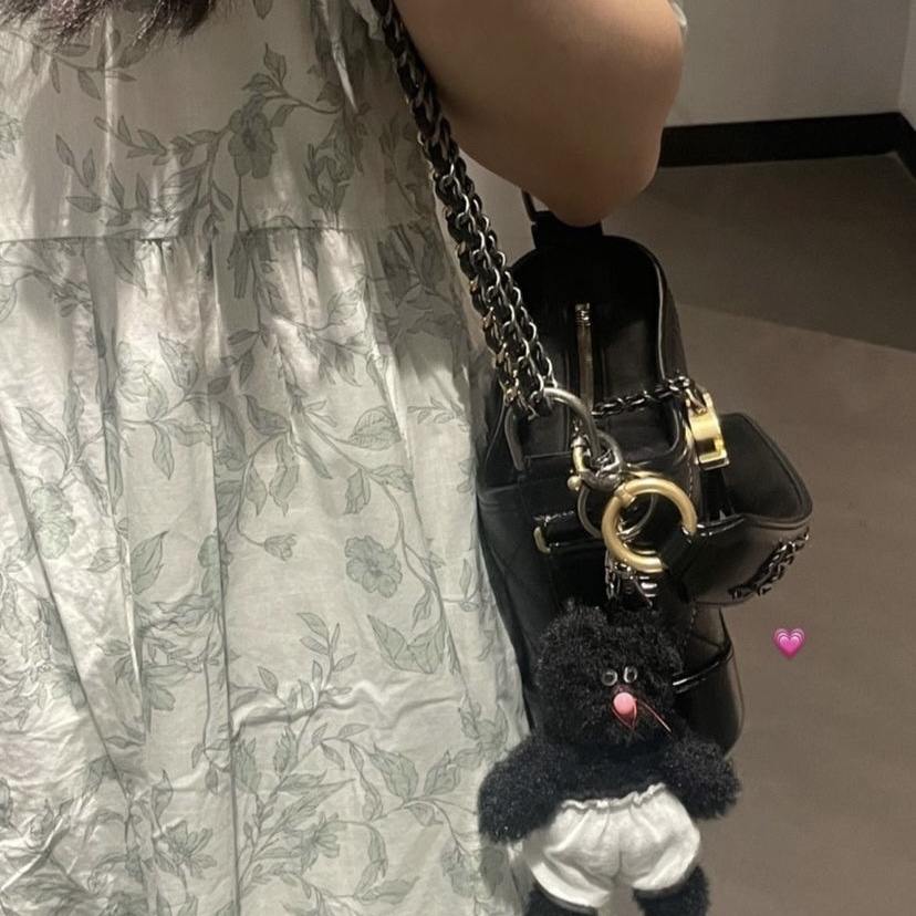 Monamhee Beulpingi Keyring with White Pants Black 착용 스타일