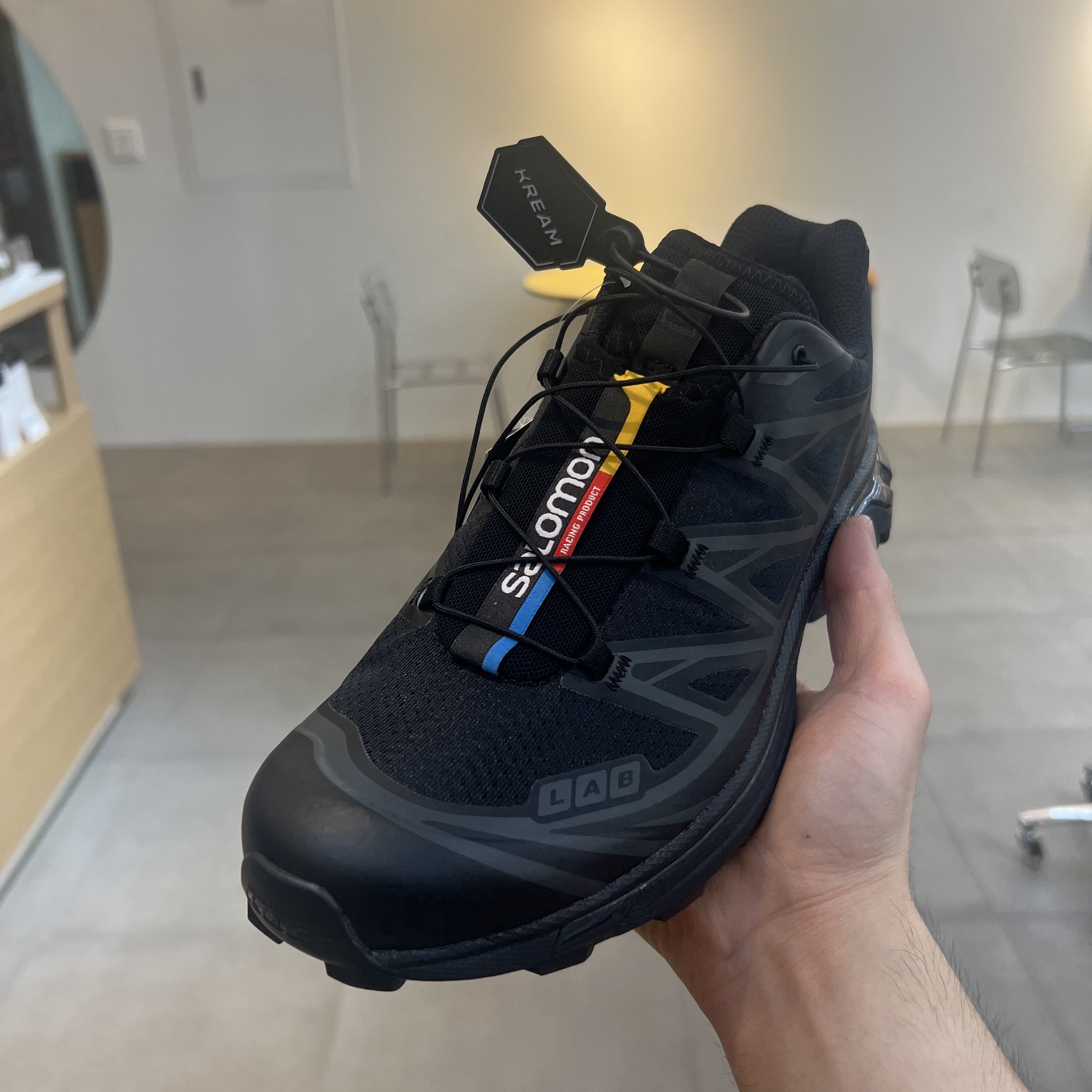 살로몬 XT-6 ADV 블랙 착용 스타일