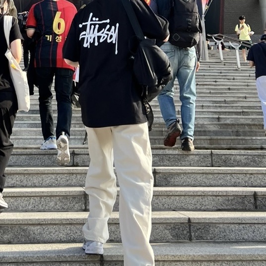 Stussy Basic Stussy T-Shirt Black 2023, Arc'teryx Heliad 15 Backpack Black 착용 스타일
