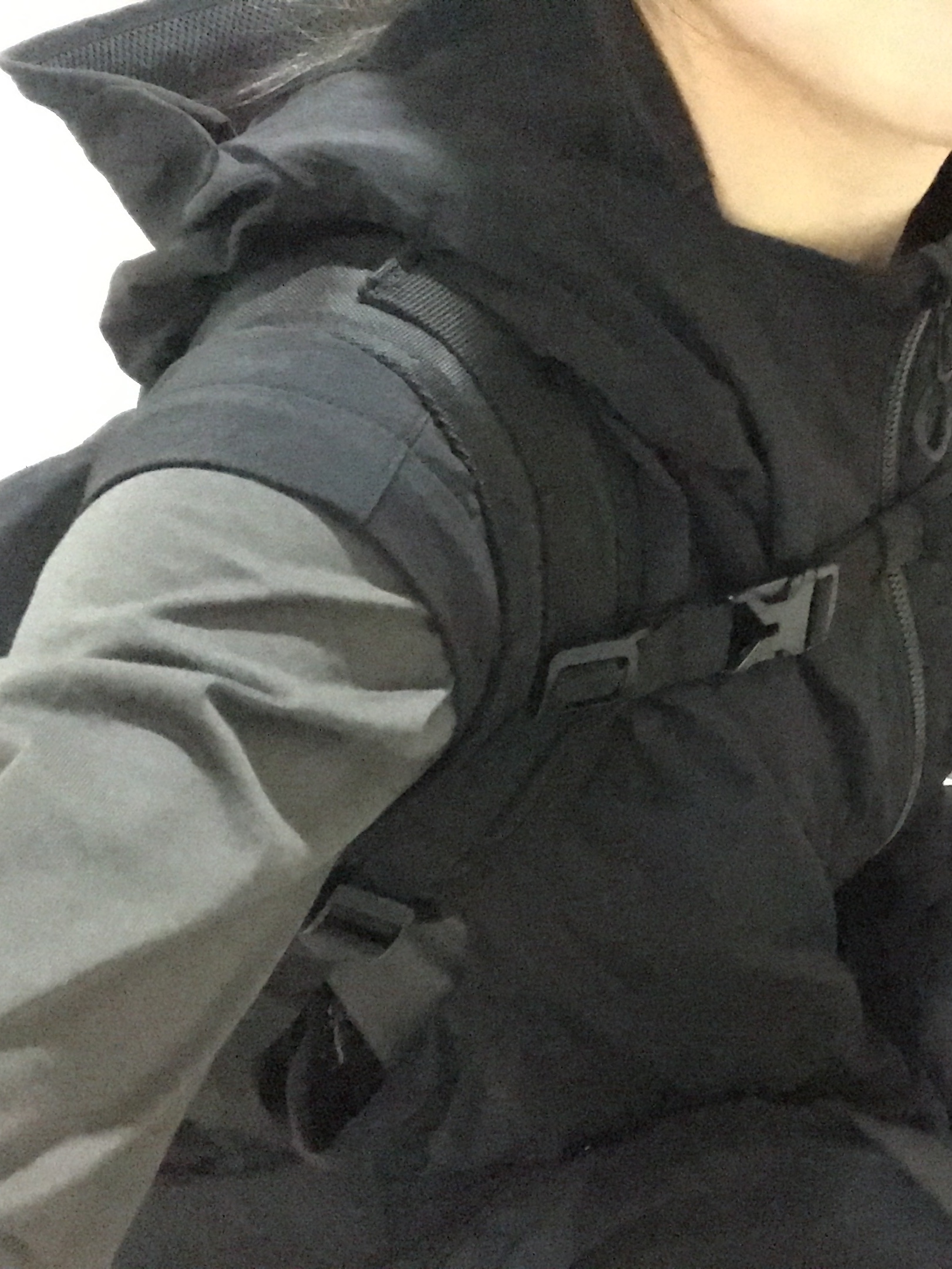 루트파인더 올레 파카 블랙, 미스치프 롬버스 백팩 블랙 착용 스타일 - 2