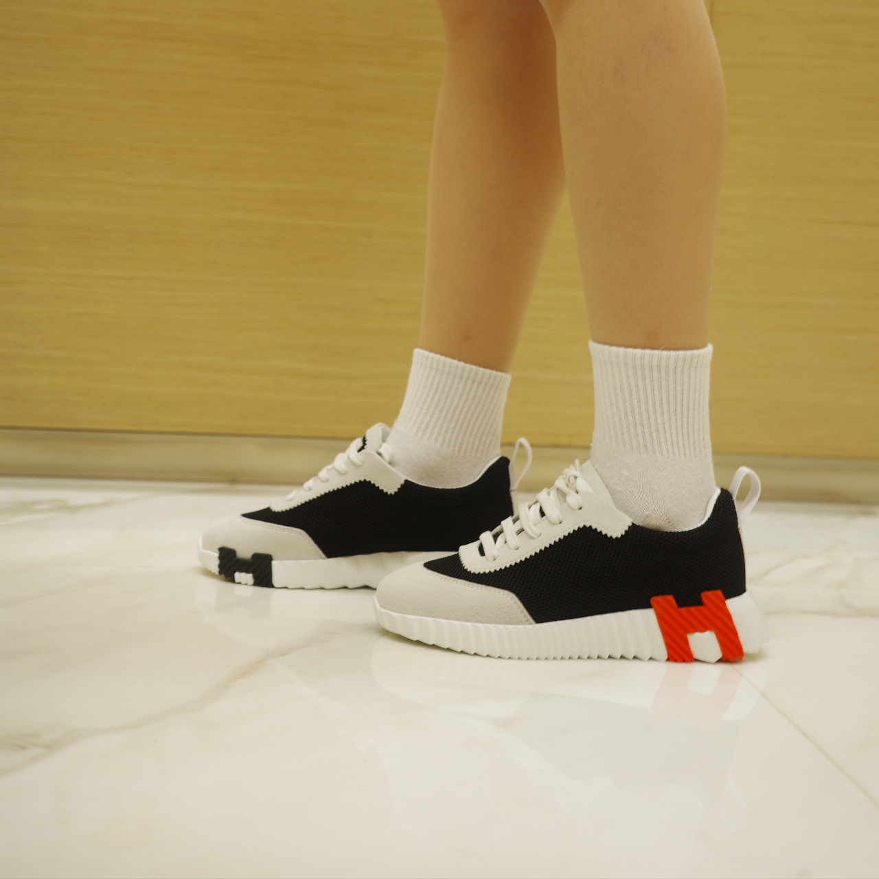(W) Hermes Bouncing Sneakers Mesh Suede Goatskin & Noir Blanc 착용 스타일