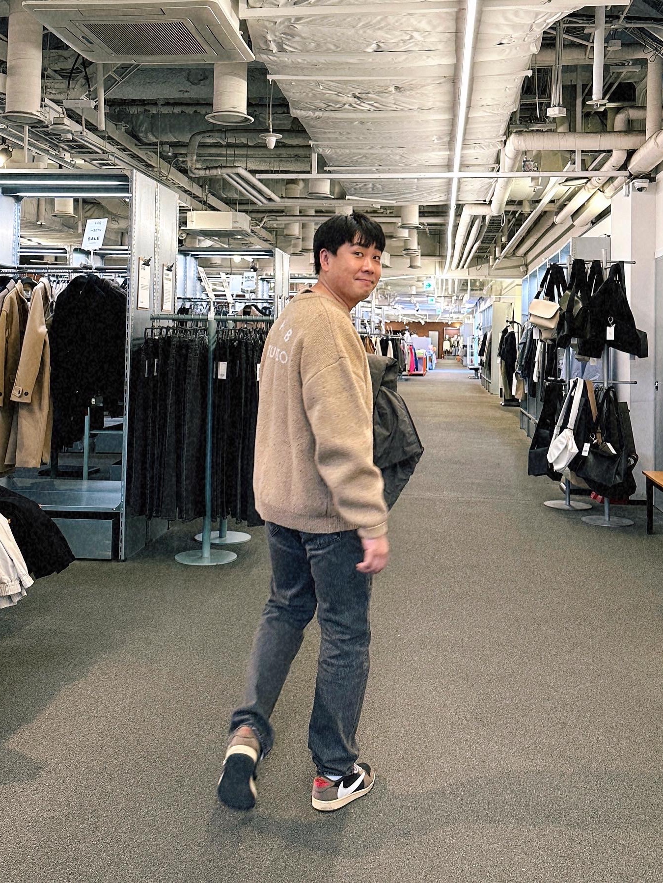 IAB Studio x Saddler Haus Knit Plain, Jordan 1 x Travis Scott Retro Low OG SP Mocha 착용 스타일