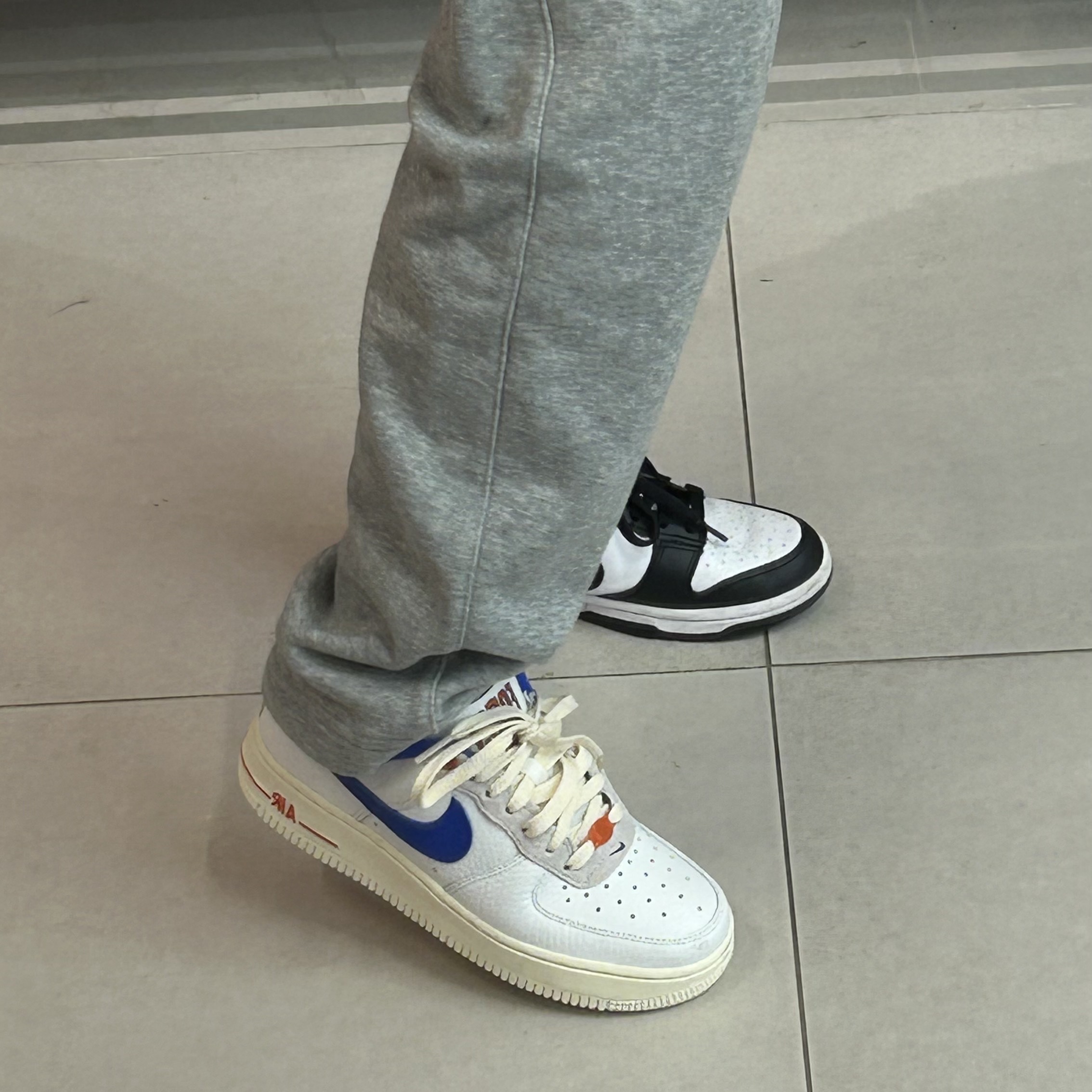 (W) Nike Air Force 1 '07 LX University Blue and Summit White 착용 스타일 - 4