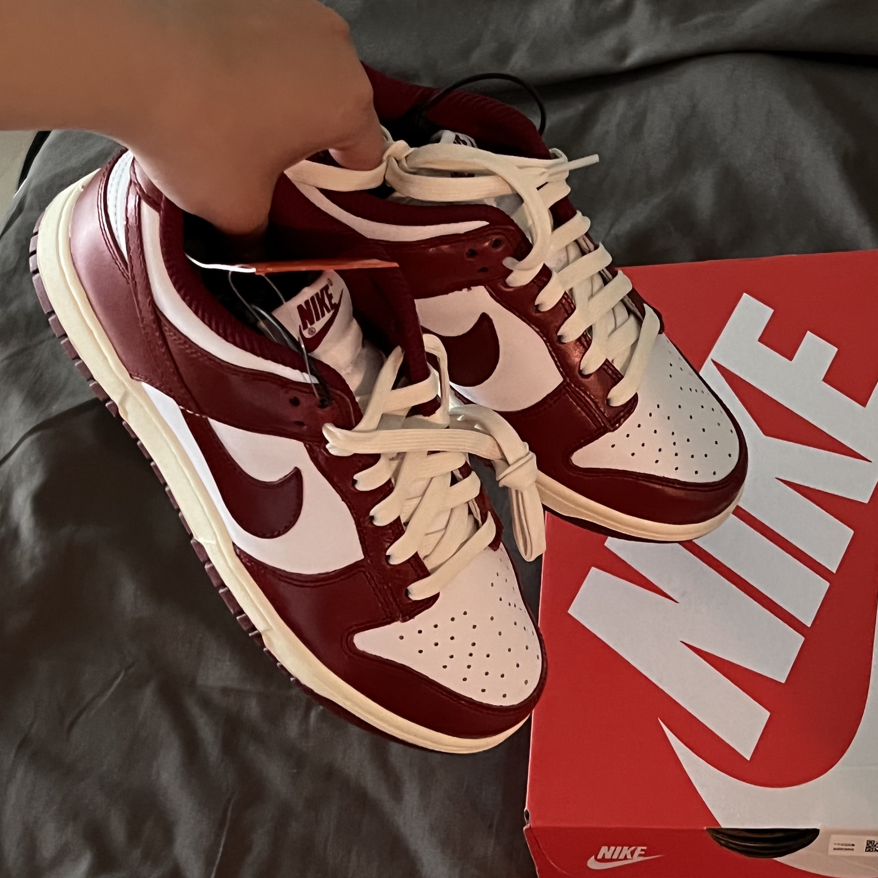 (W) Nike Dunk Low Retro PRM Team Red and White 착용 스타일 - 1
