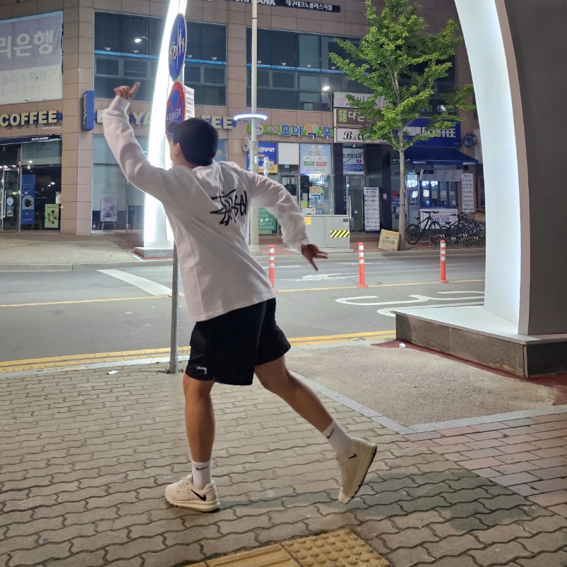 스투시 빅 베이직 워터 쇼츠 블랙, 스투시 베이직 스투시 롱슬리브 티셔츠 화이트 2023 착용 스타일 - 2