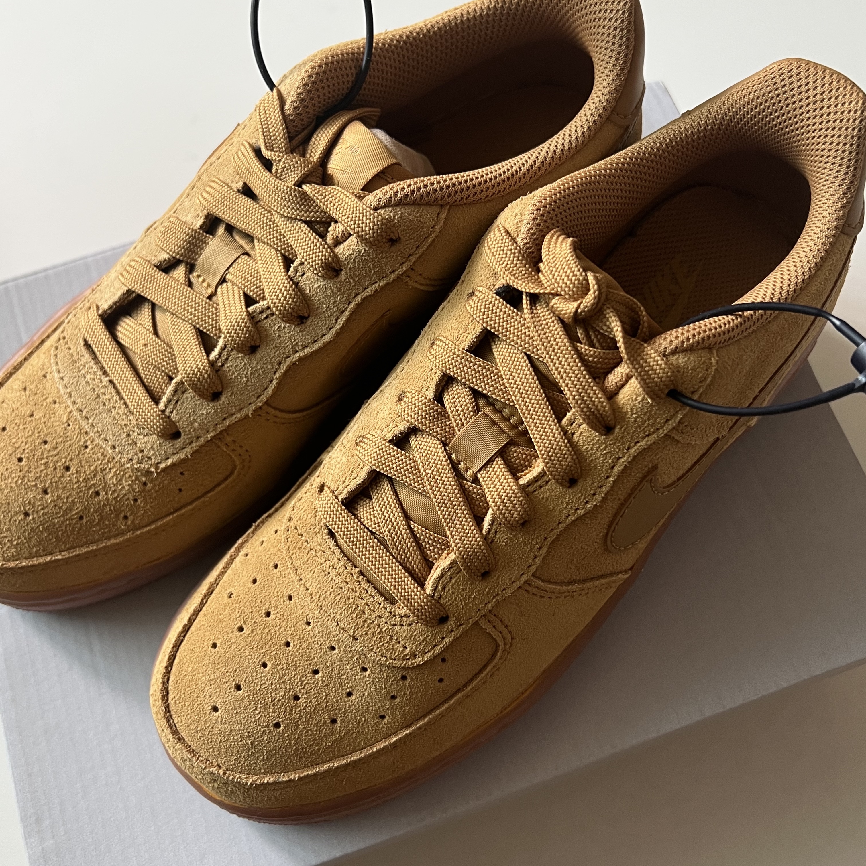 (GS) Nike Air Force 1 LV8 3 Wheat, Nike Air Force 1 '07 WB Flax 착용 스타일