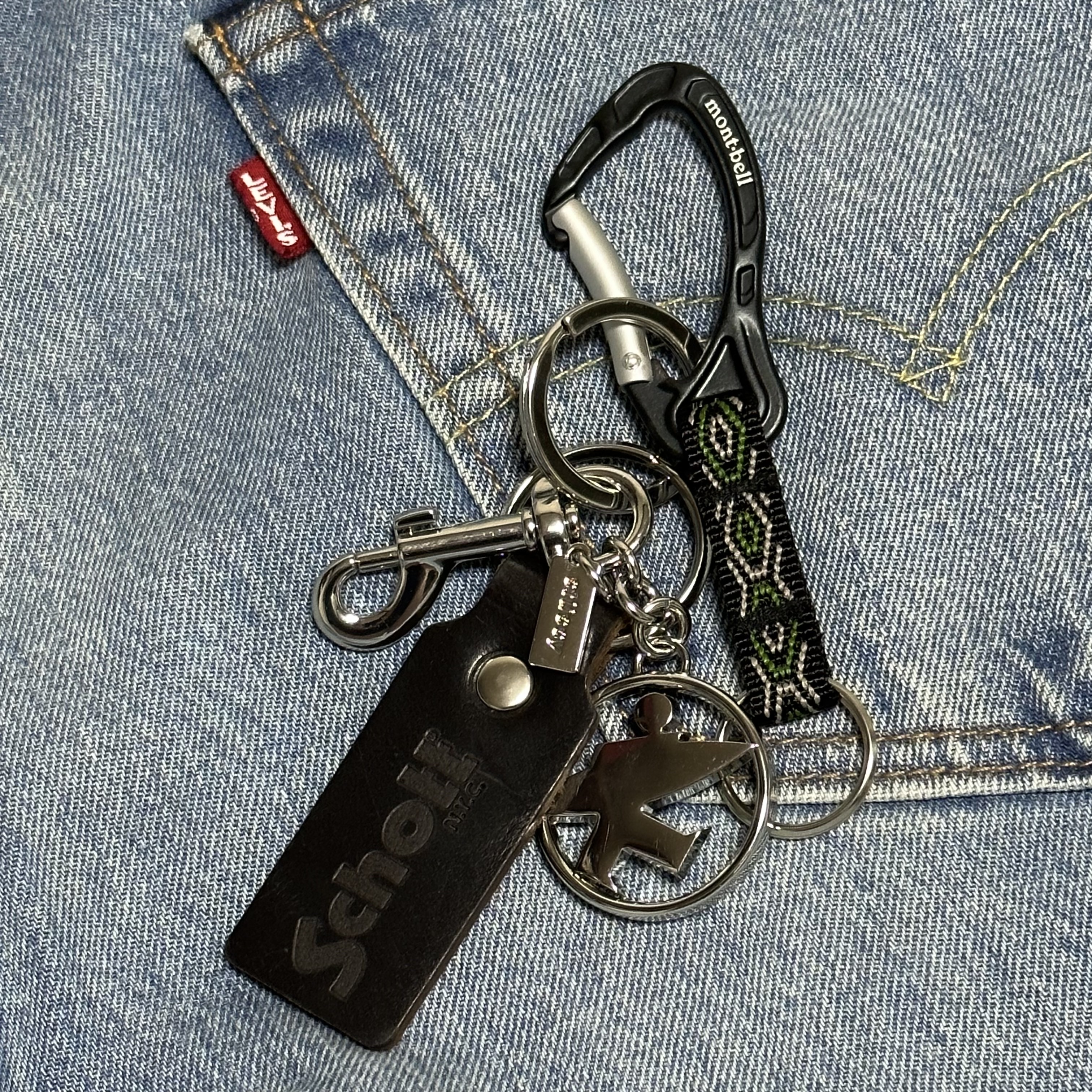 Stussy Surfman Keychain Silver 착용 스타일