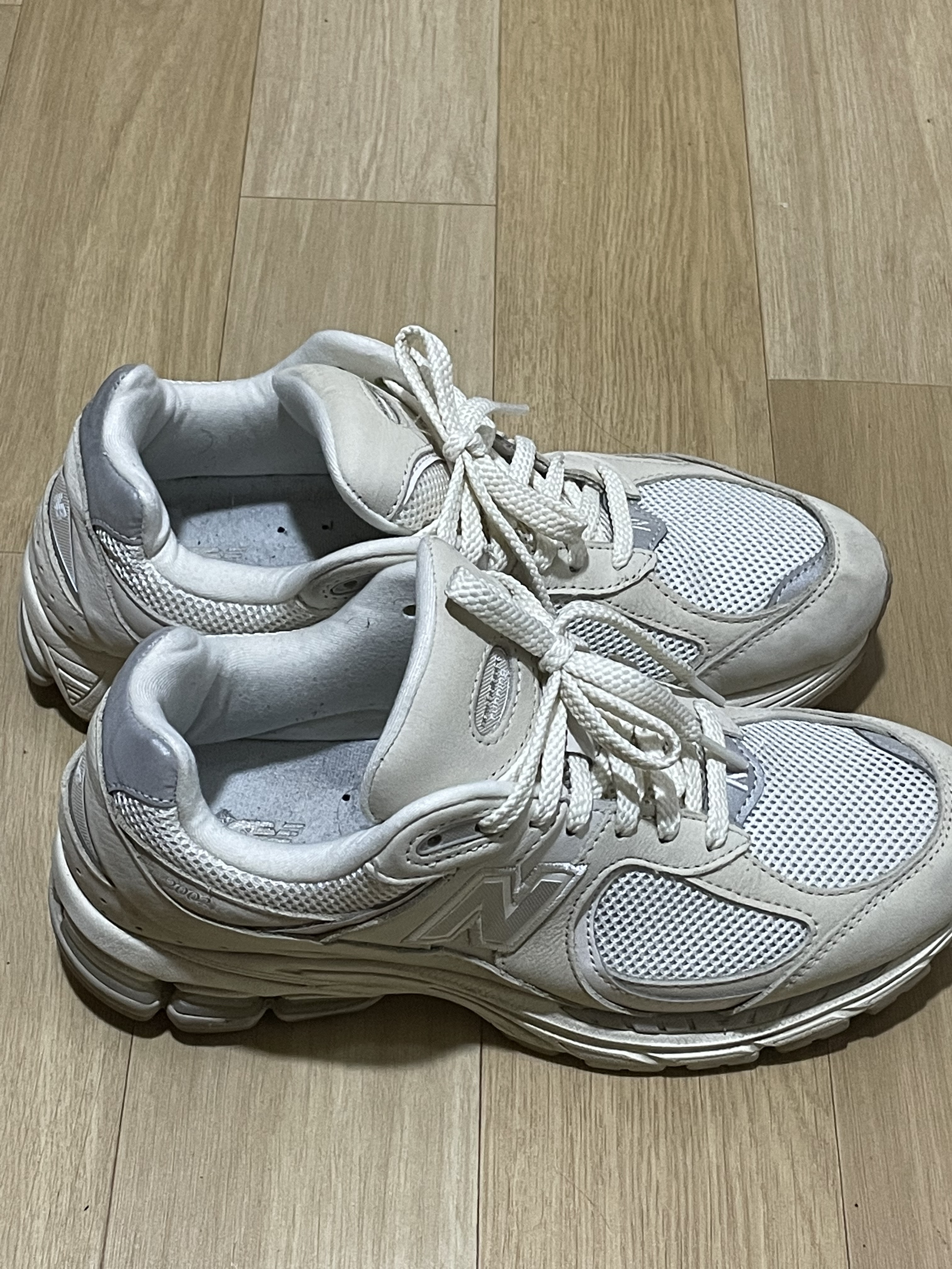 New Balance 2002R White Ivory 착용 스타일 - 1