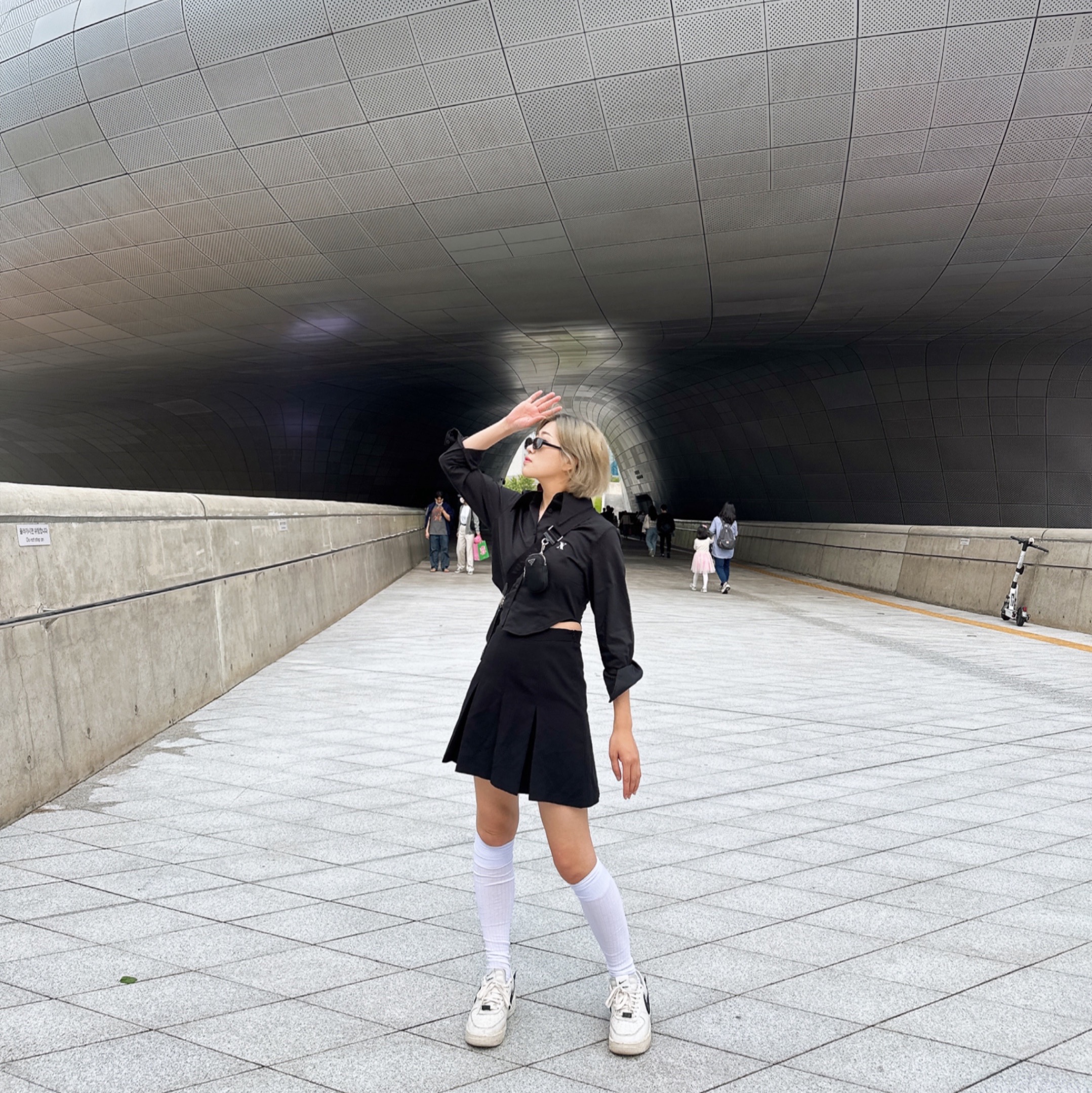 (W) Matin Kim Over Knee Socks Beige, Prada Re-Edition 2005 Re-Nylon Shoulder Bag Black 착용 스타일 - 1