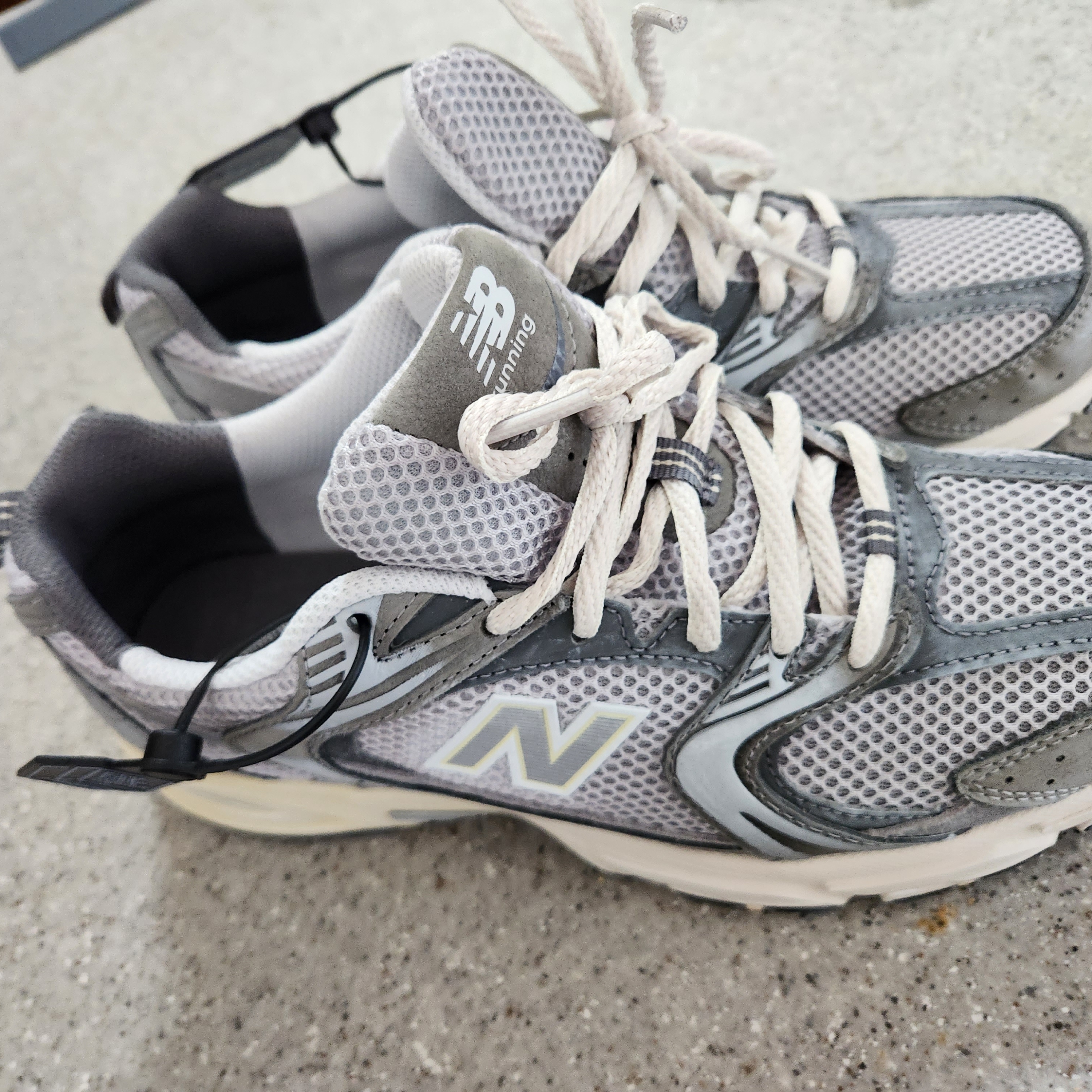 New Balance 530 Premium Vintage Grey Matter 착용 스타일