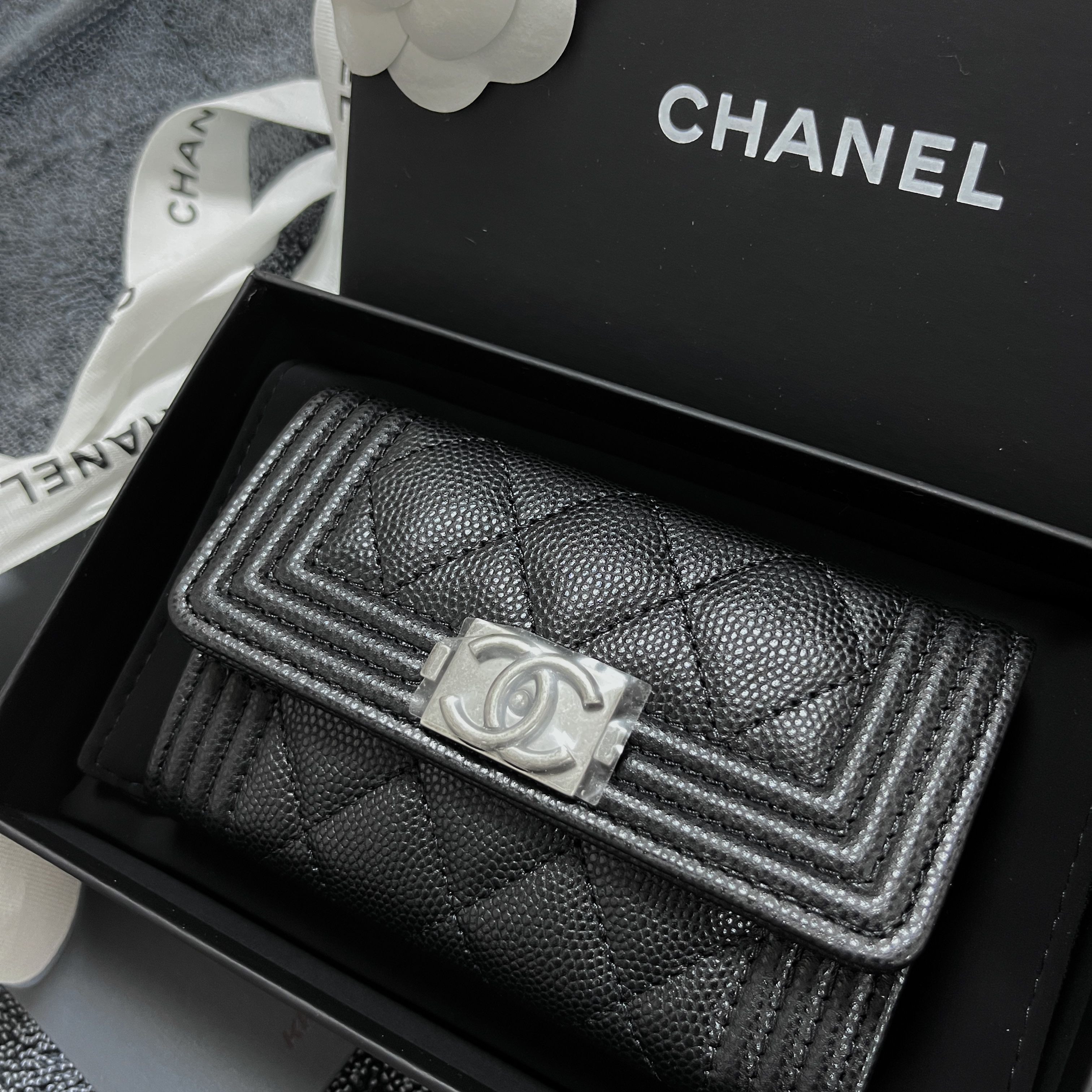 Chanel Boy Chanel Flap Card Holder Grained Calfskin & Ruthenium Black 착용 스타일