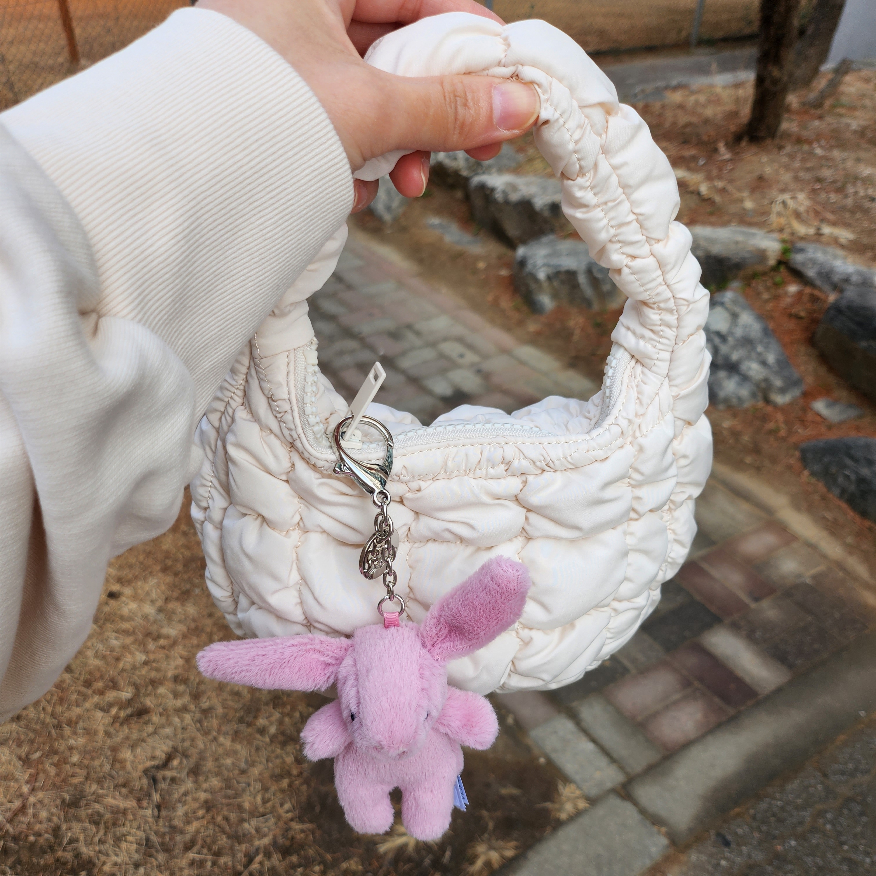 COS Quilted Micro Bag Off White 착용 스타일