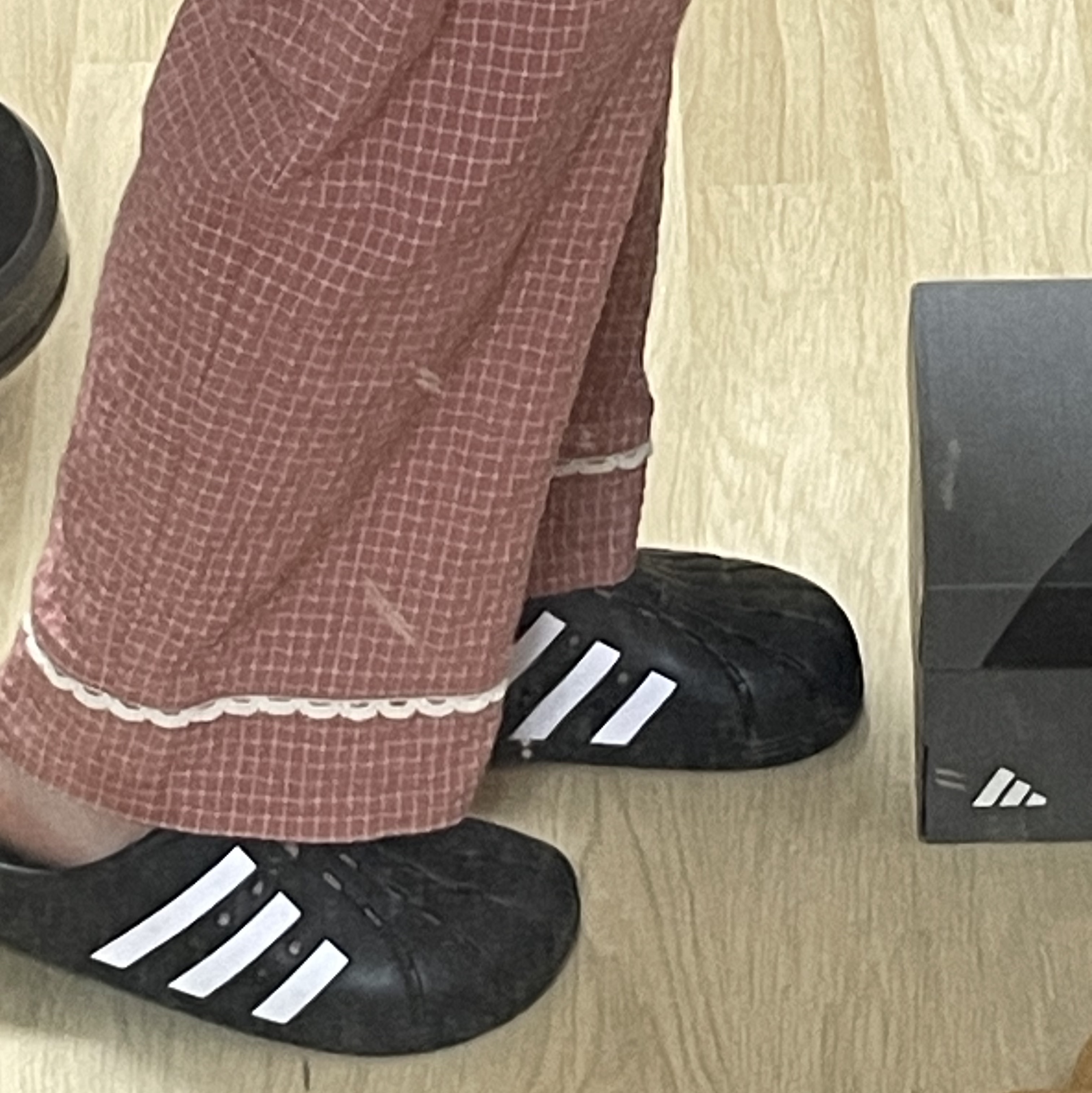 Adidas Adilette Clog Black White 착용 스타일 - 1