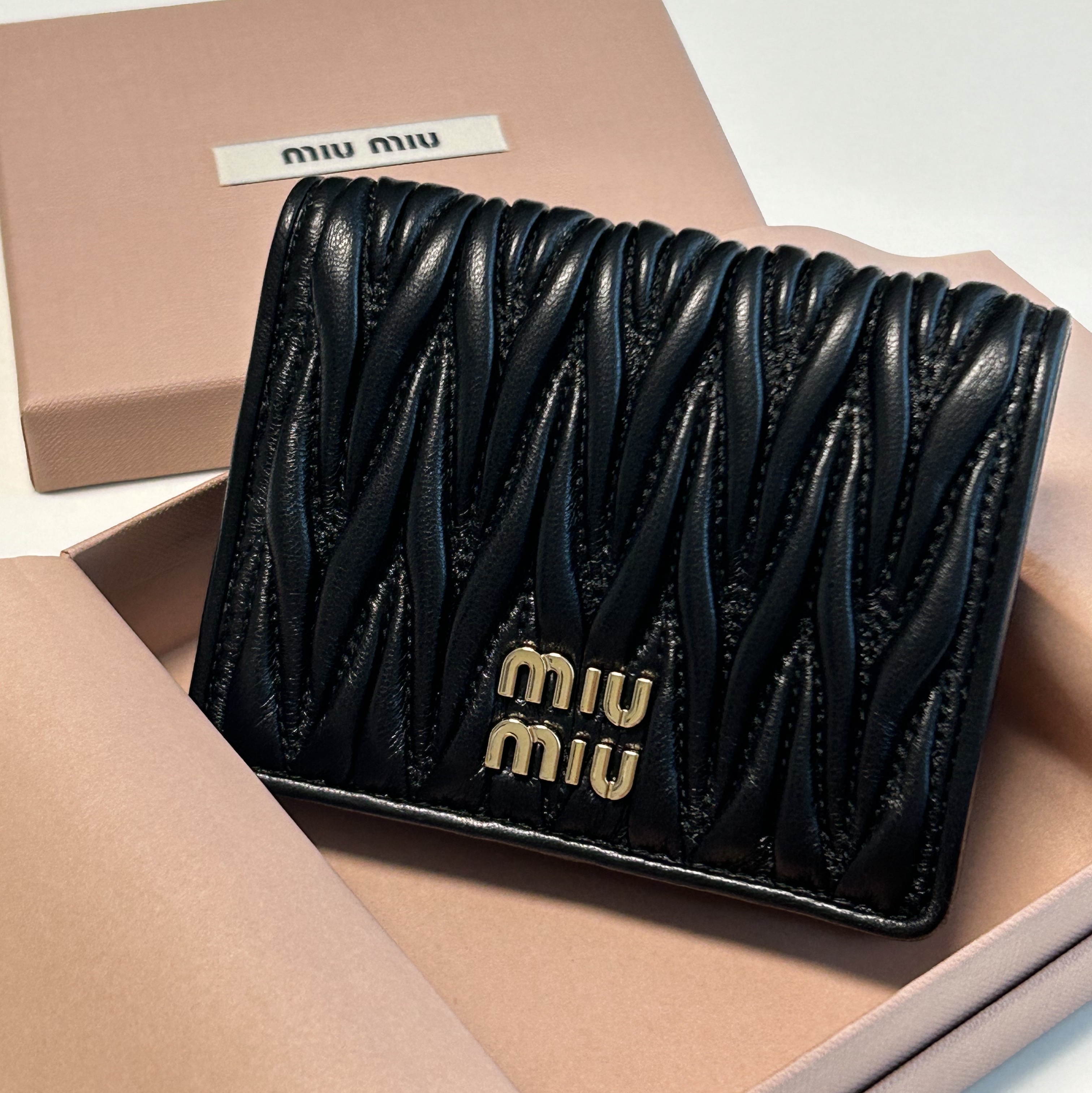 Miu Miu Matelasse Nappa Leather Wallet Black 착용 스타일