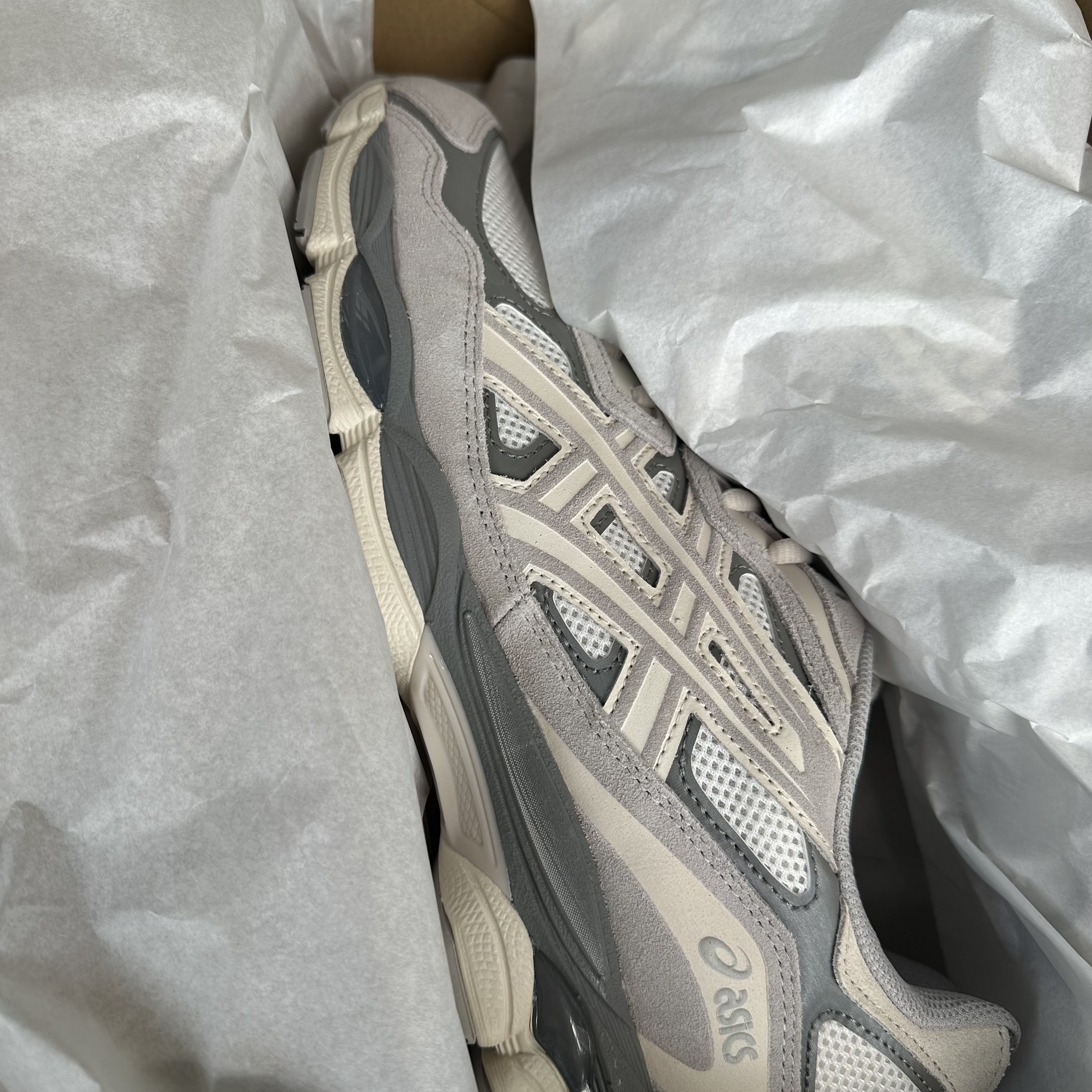Asics Gel-NYC Cream Oyster Grey 착용 스타일