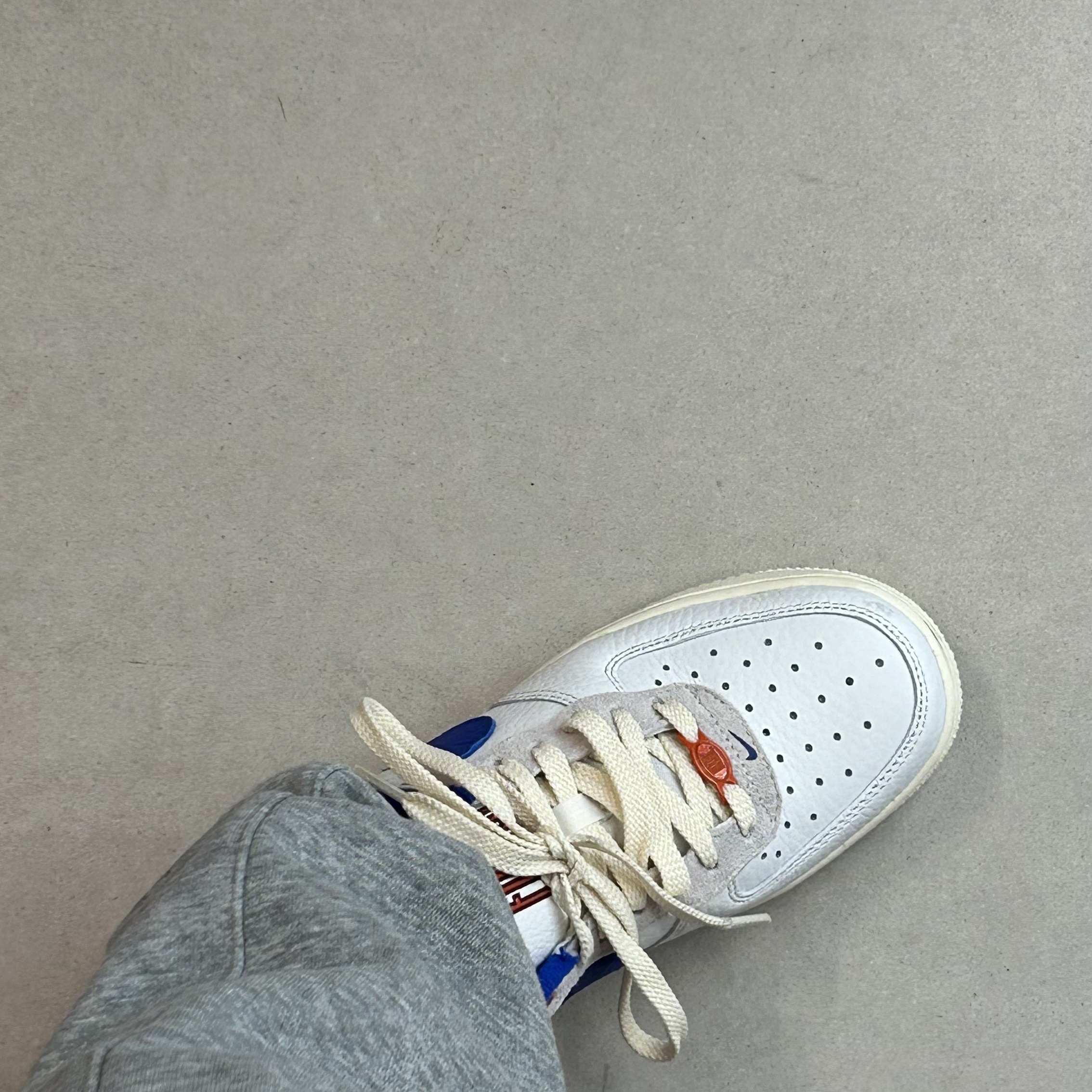 (W) Nike Air Force 1 '07 LX University Blue and Summit White 착용 스타일 - 3