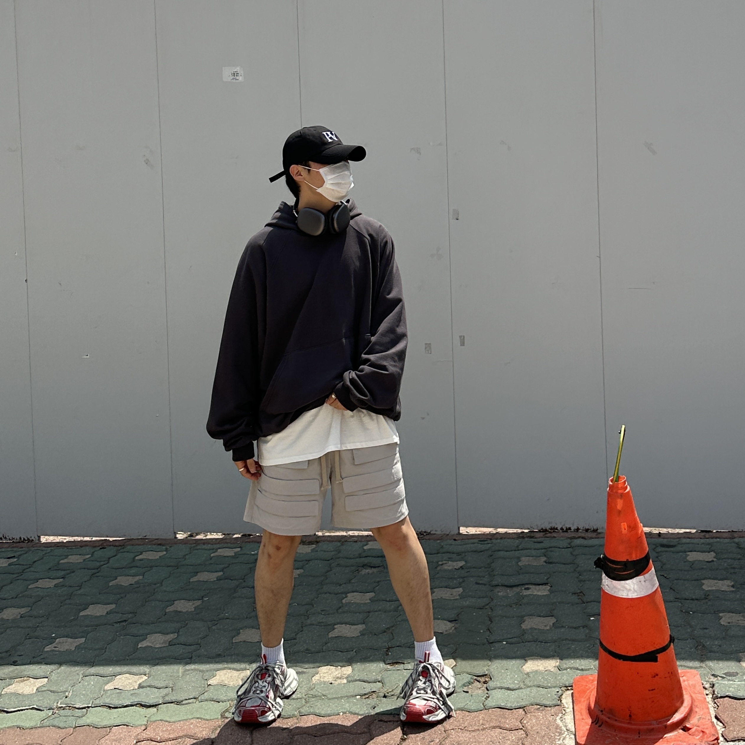 Balenciaga 3XL Sneakers White Red, Apple AirPods Max Lightning Space Gray (Korean Ver.) 착용 스타일