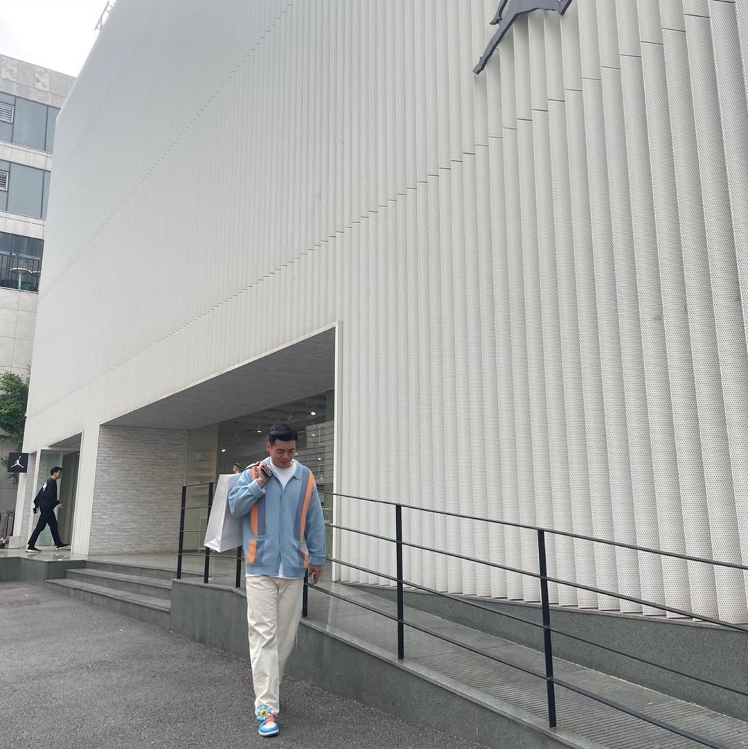 Dior Bi-Fold Card Holder Beige & Black Dior Oblique Jacquard, Jordan 1 x Off-White Retro High University Blue 착용 스타일