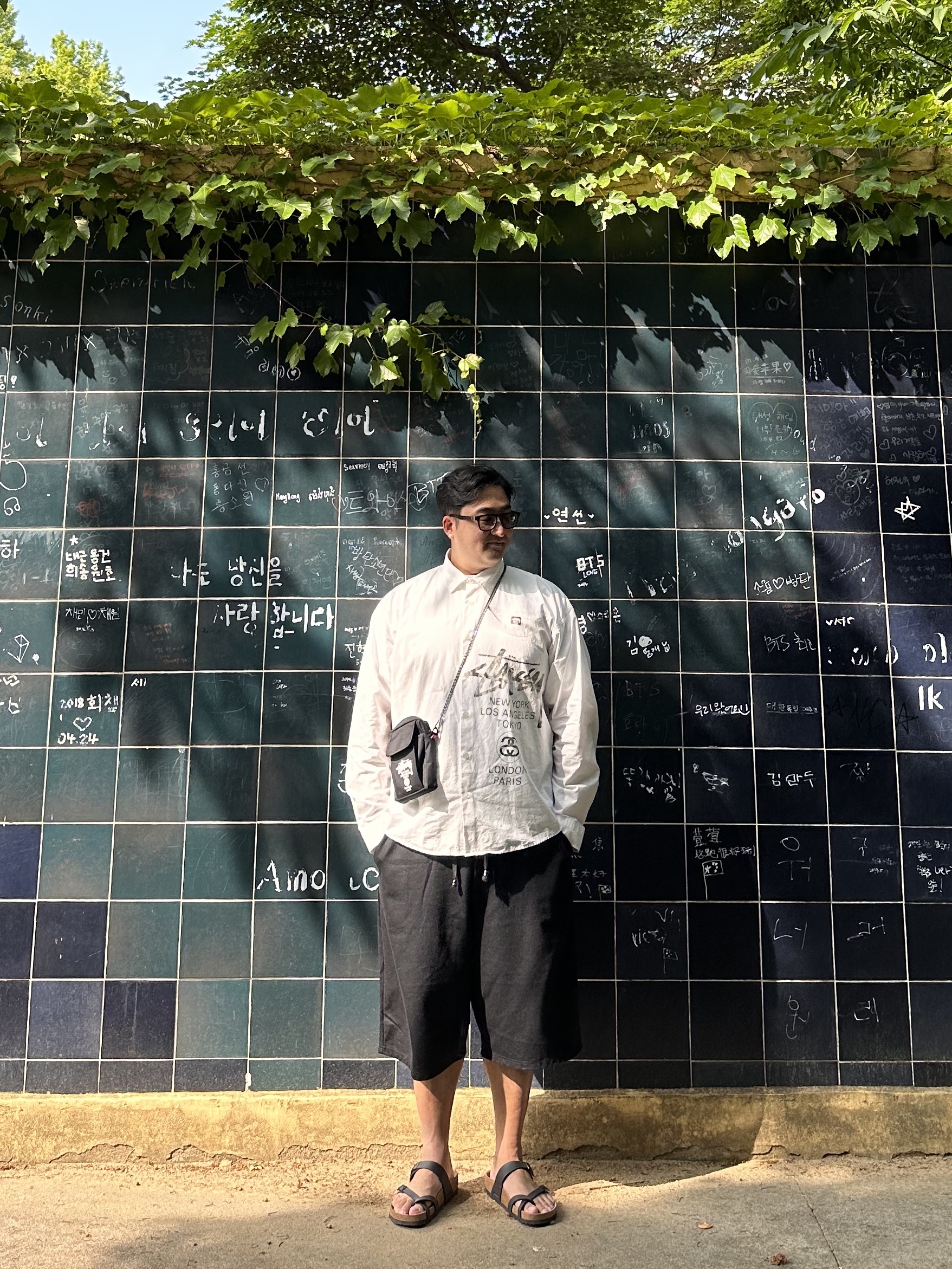 스투시 월드투어 셔츠 화이트 착용 스타일 - 1
