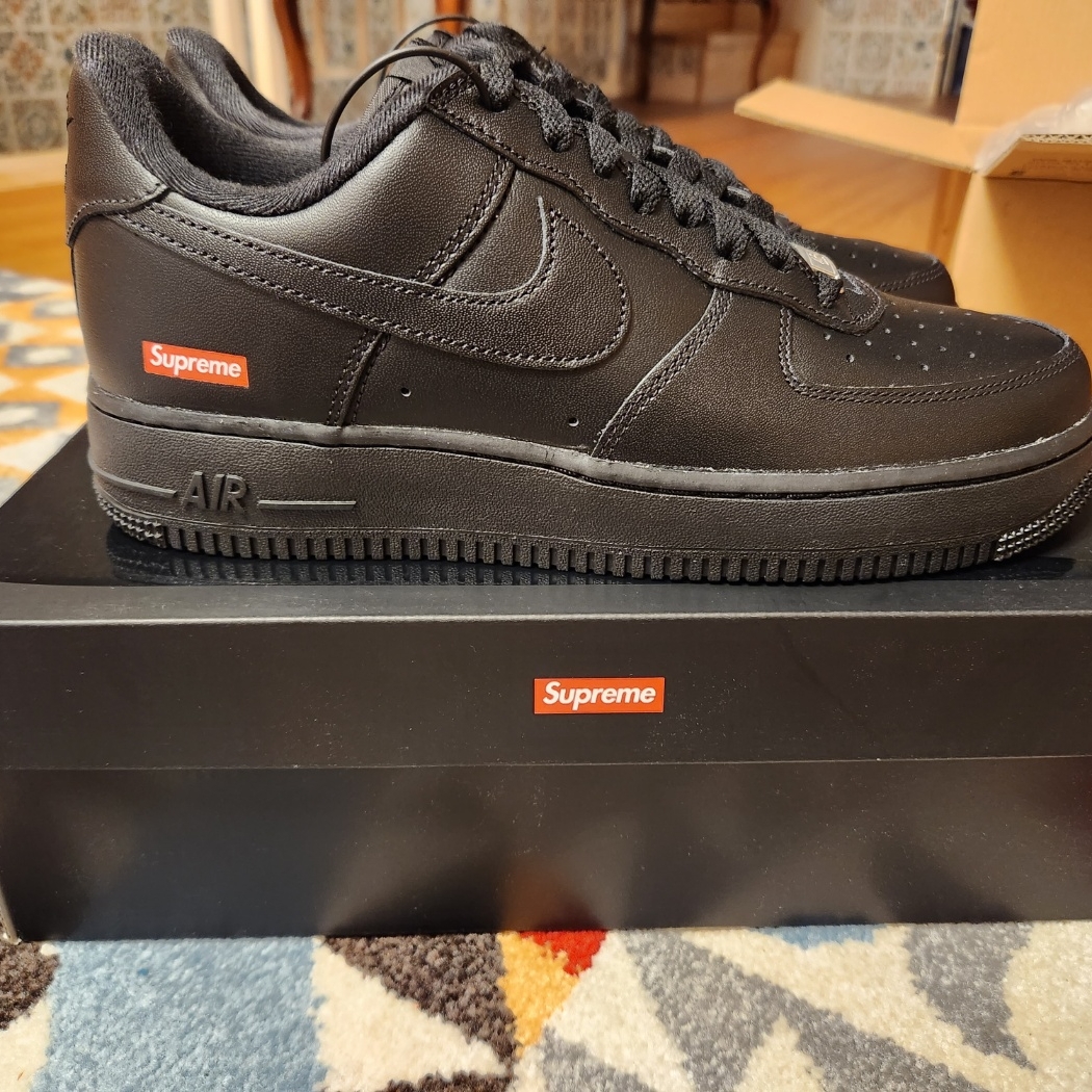 Nike x Supreme Air Force 1 Low Black 착용 스타일 - 1