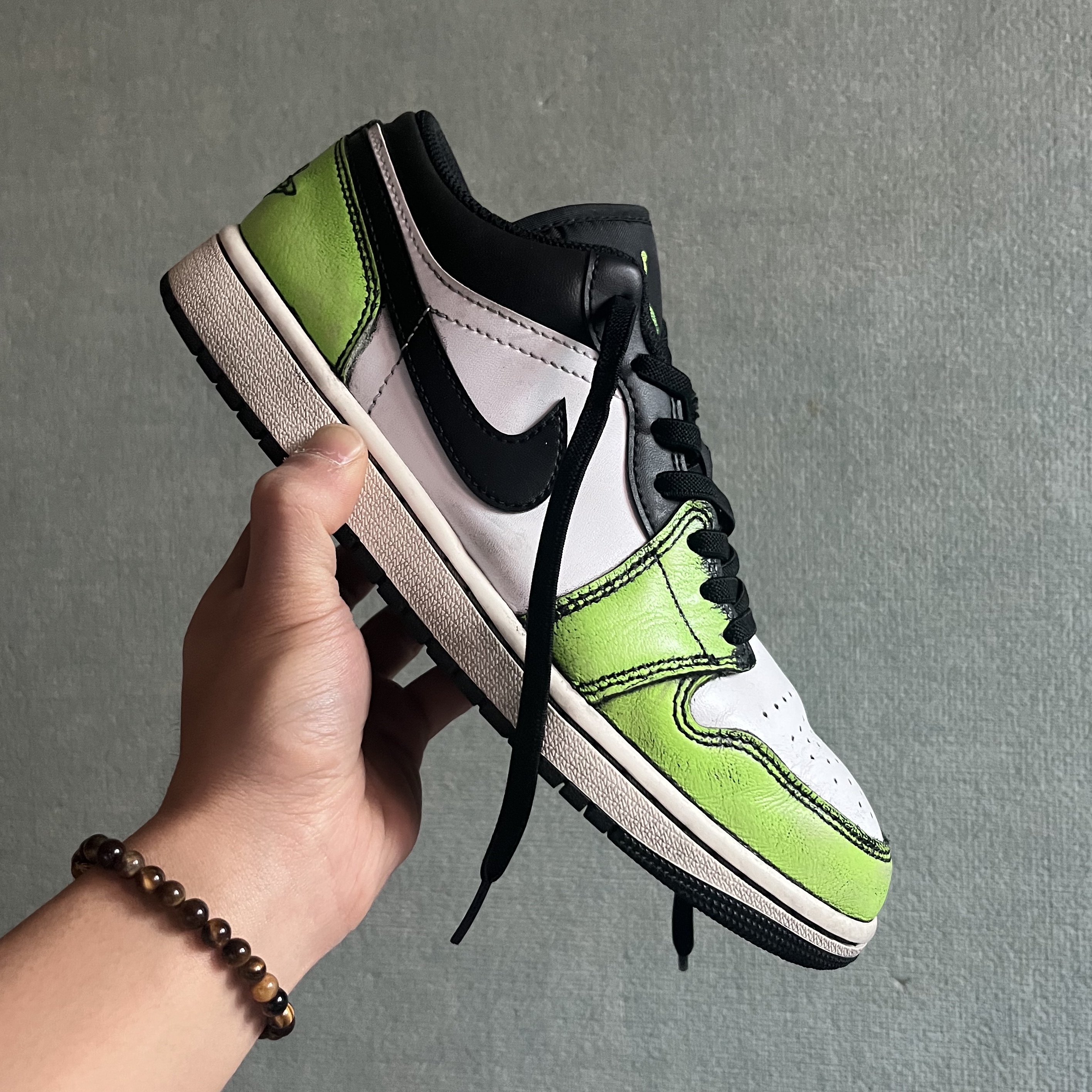 Jordan 1 Low SE Black Electric Green 착용 스타일 - 1