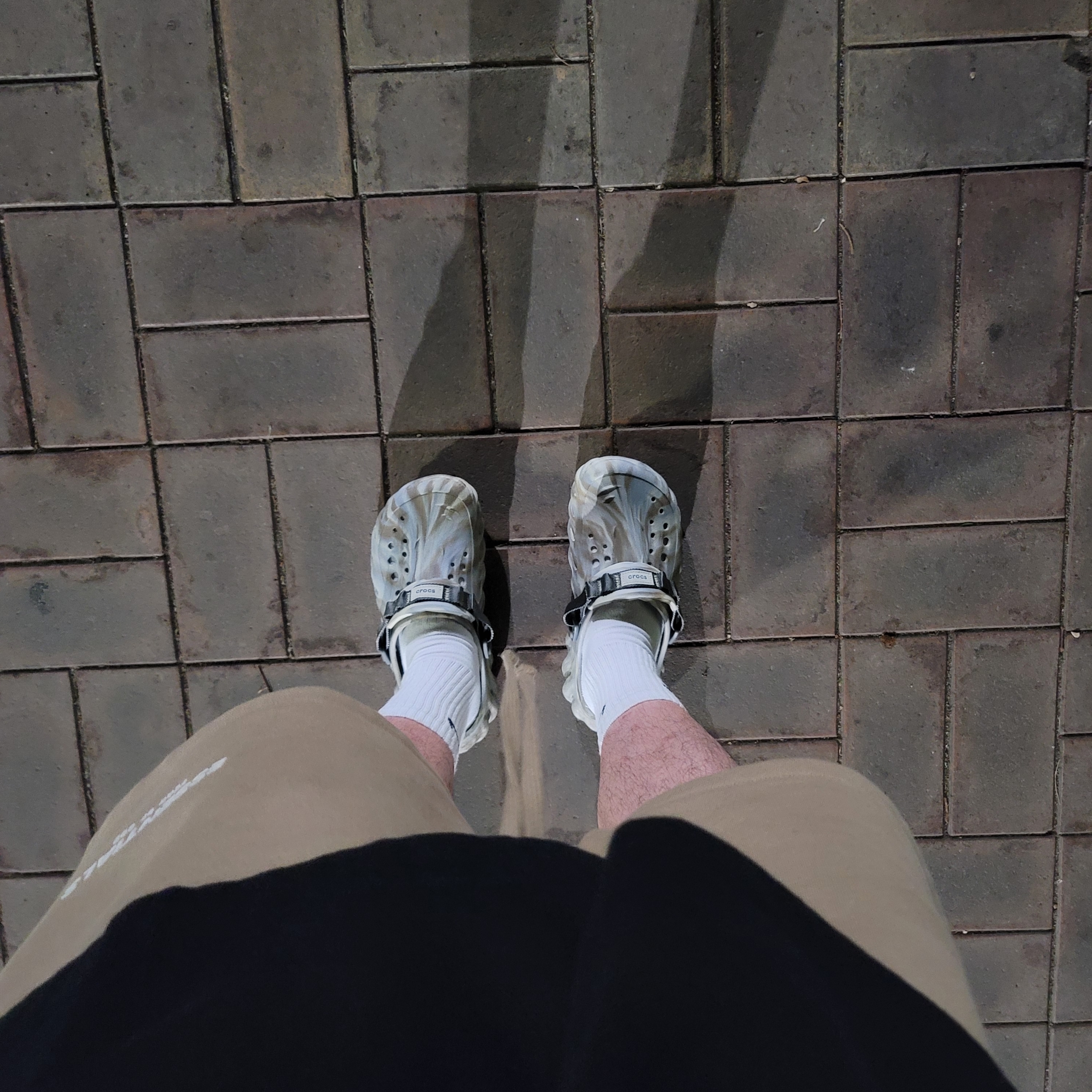 Crocs Echo Marbled Clog Bone Multi, Essentials Shorts Oak - 22SS 착용 스타일