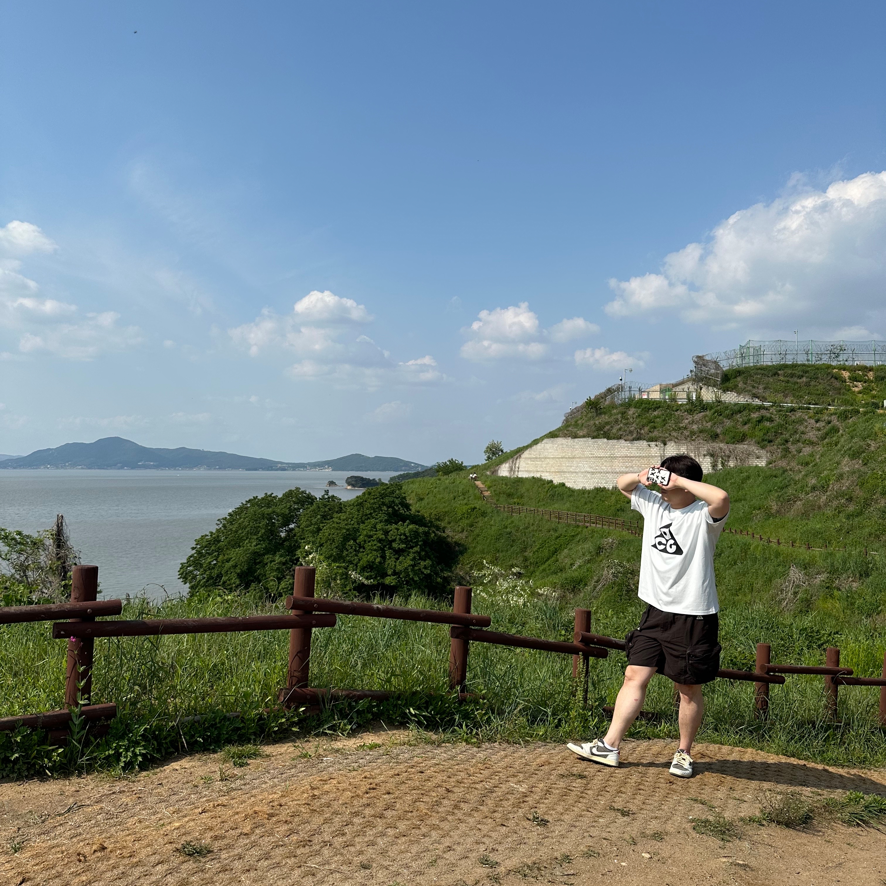 Nike ACG HBR Short Sleeve T-Shirt Summit White - Asia, Nike ACG Snowgrass Cargo Shorts Velvet Brown - Asia 착용 스타일