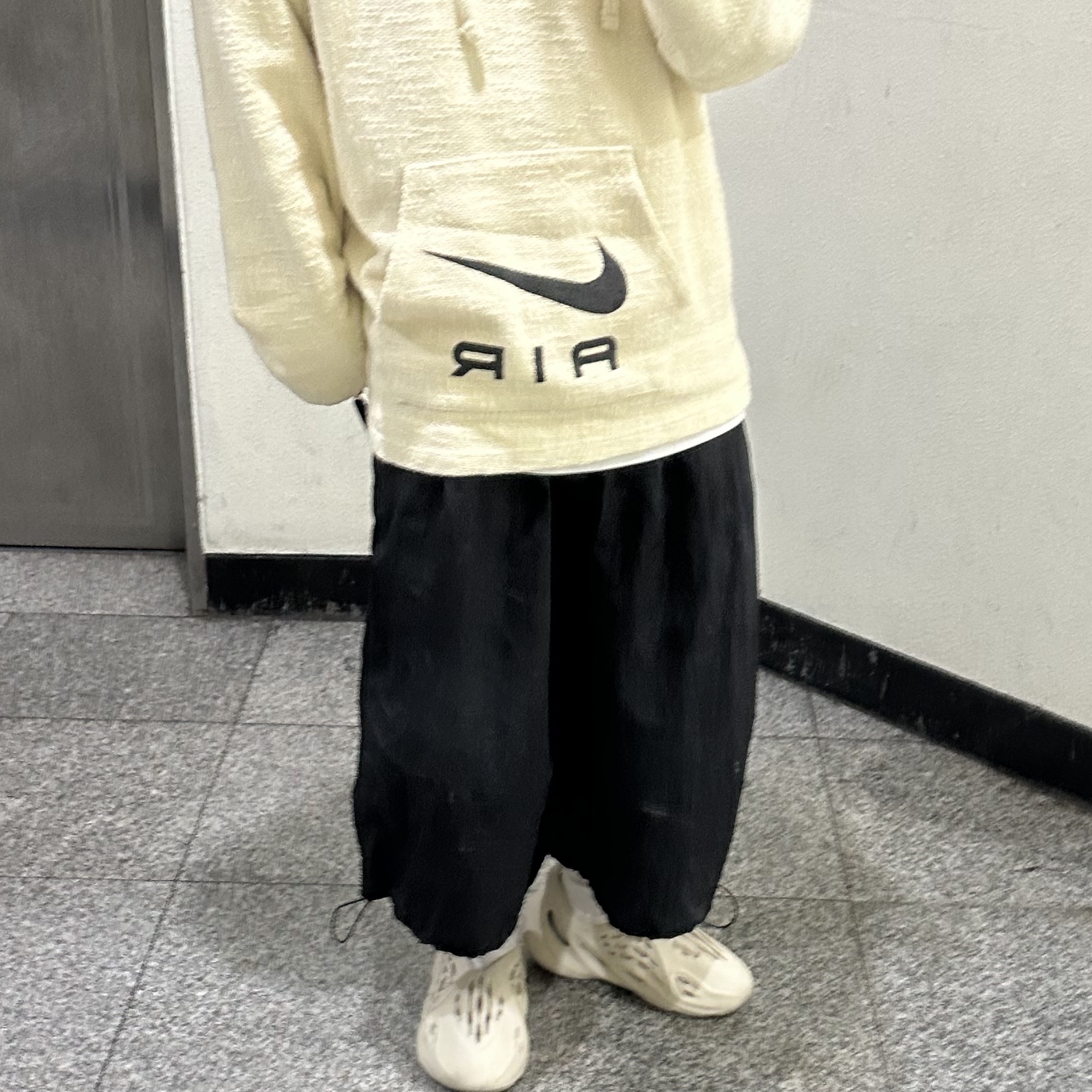 Adidas Yeezy Foam RNNR Sand, Nike x Stussy NRG Fleece Hemp Pullover Natural 착용 스타일