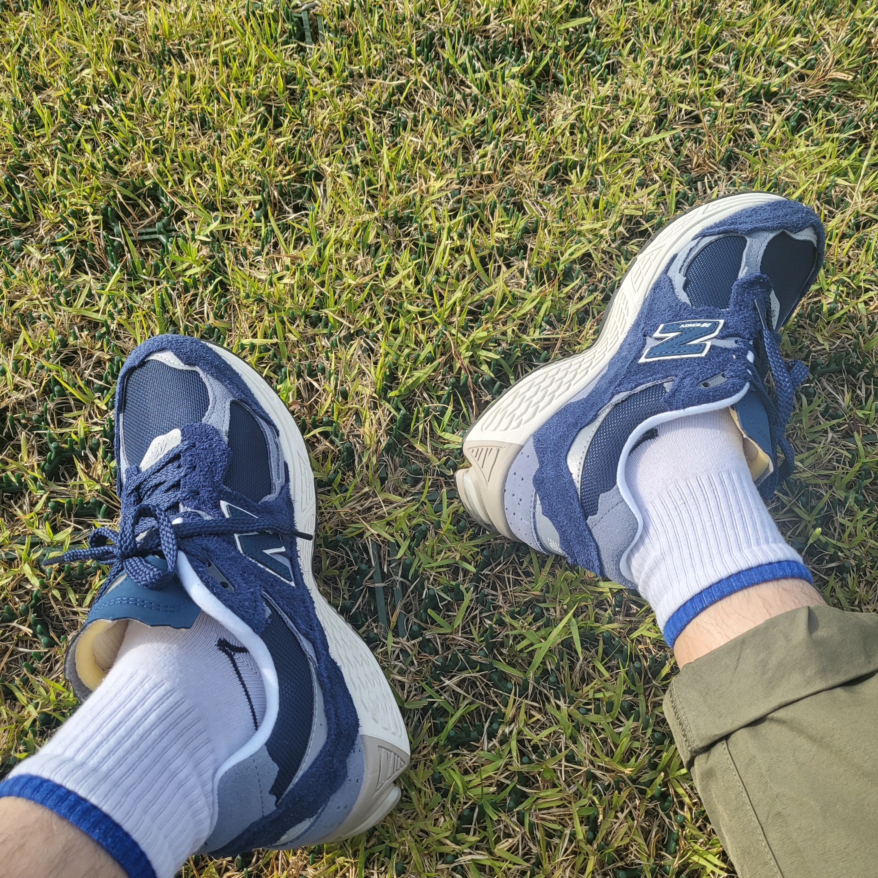 New Balance 2002R Protection Pack Navy 착용 스타일 - 1