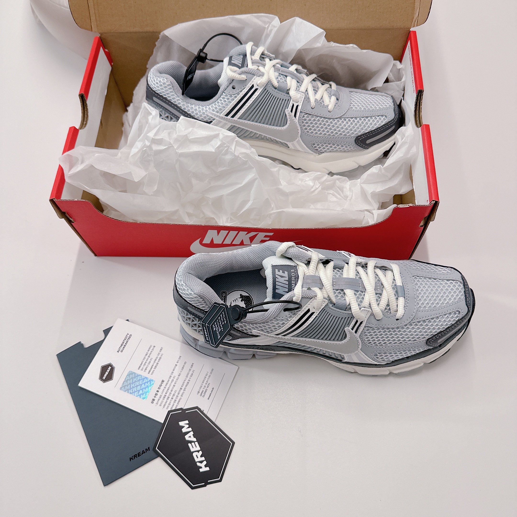 (W) Nike Zoom Vomero 5 Pure Platinum Metallic Silver 착용 스타일