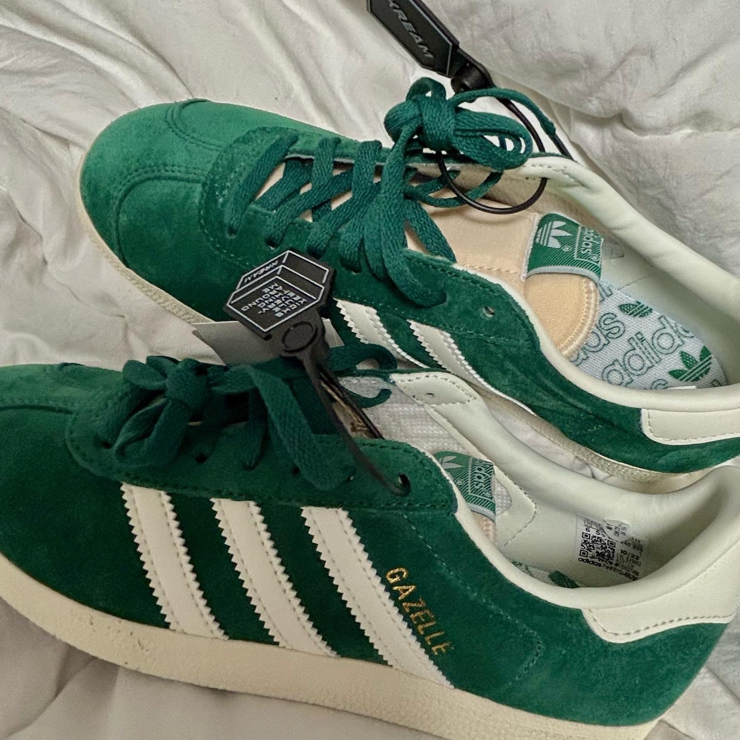 Adidas Gazelle Dark Green Cream White 착용 스타일
