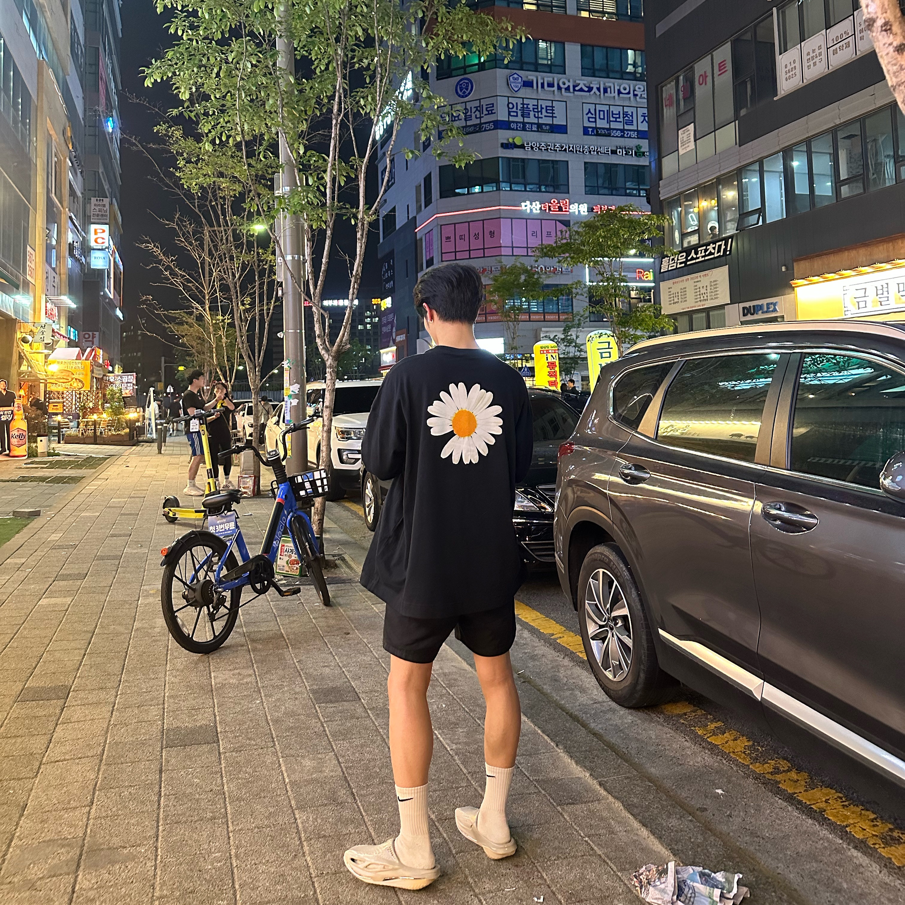 Nike x Peaceminusone LS T-Shirt Black (DR0098-010), Nike x Matthew M Williams 005 Slide Light Bone and Chrome 착용 스타일