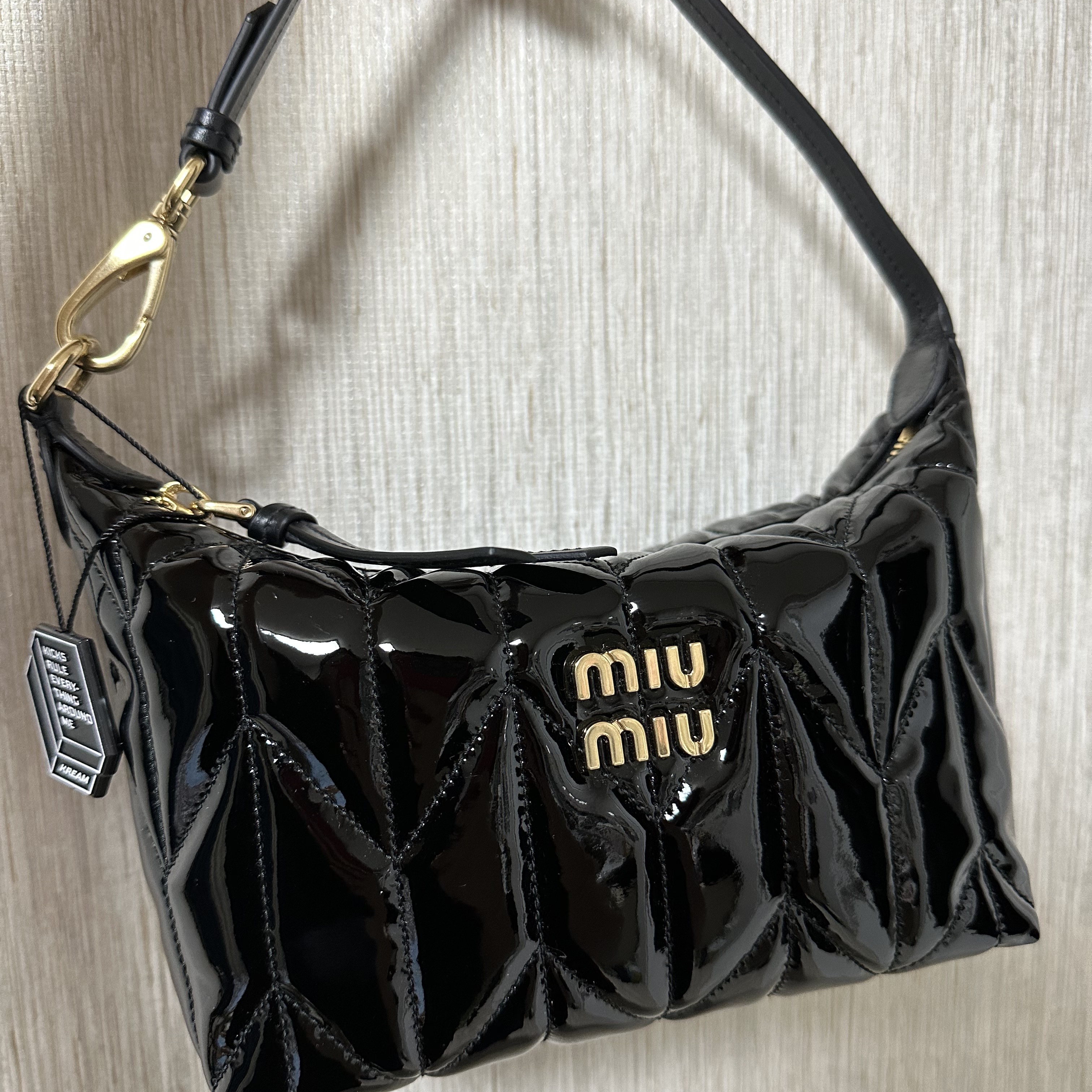 Miu Miu Spirit Matelasse Patent Leather Mini Bag Black 착용 스타일