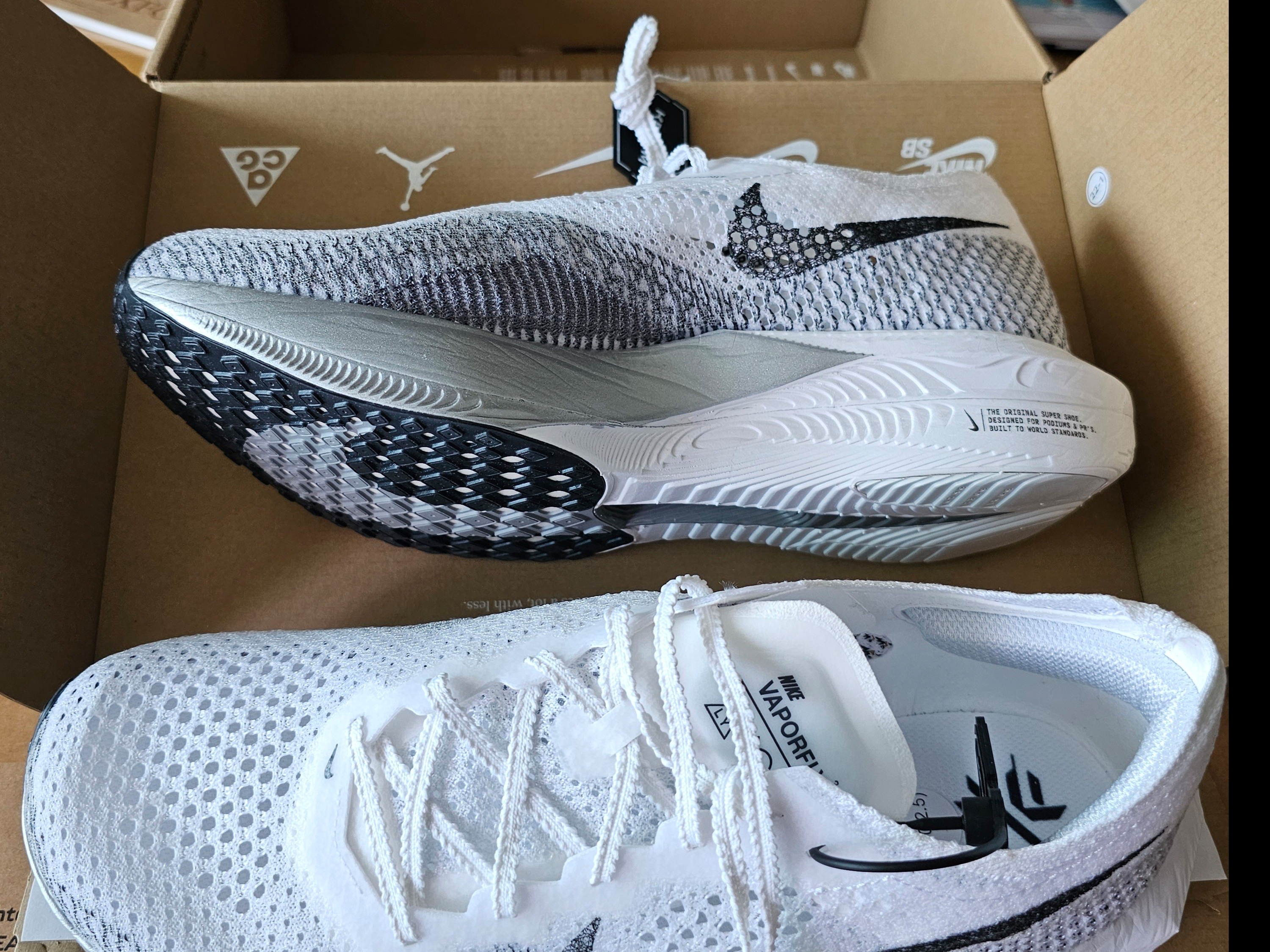 Nike ZoomX Vaporfly Next% 3 White Grey 착용 스타일 - 1