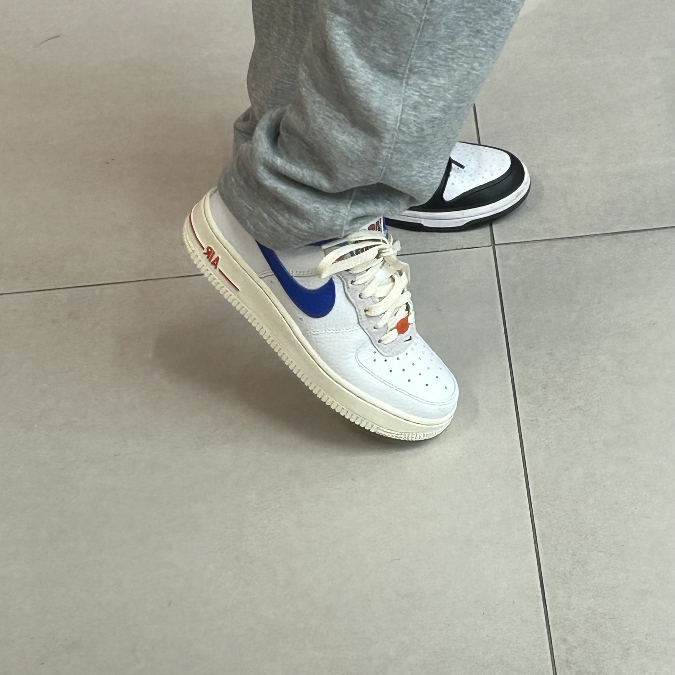 (W) Nike Air Force 1 '07 LX University Blue and Summit White 착용 스타일 - 1
