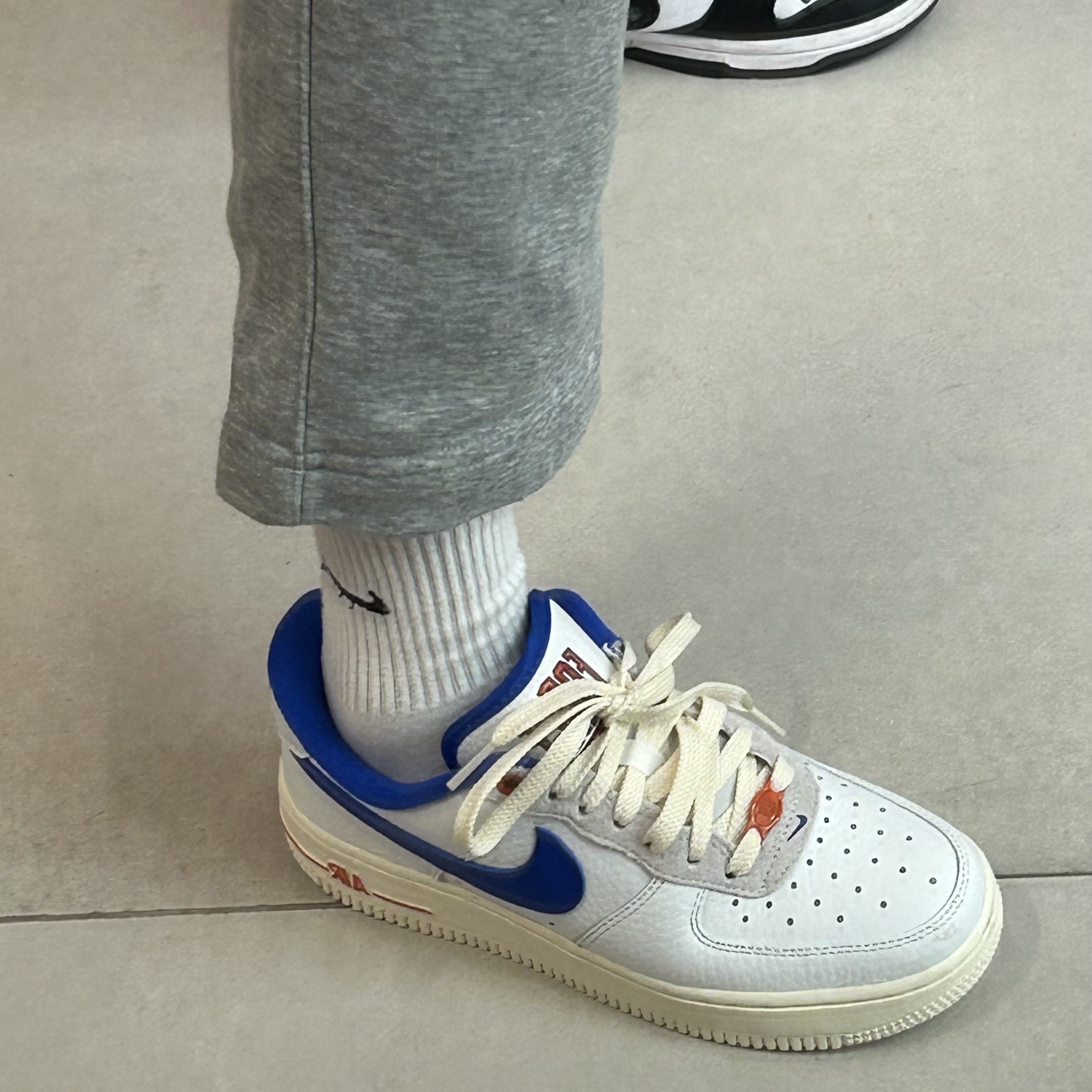 (W) Nike Air Force 1 '07 LX University Blue and Summit White 착용 스타일 - 2