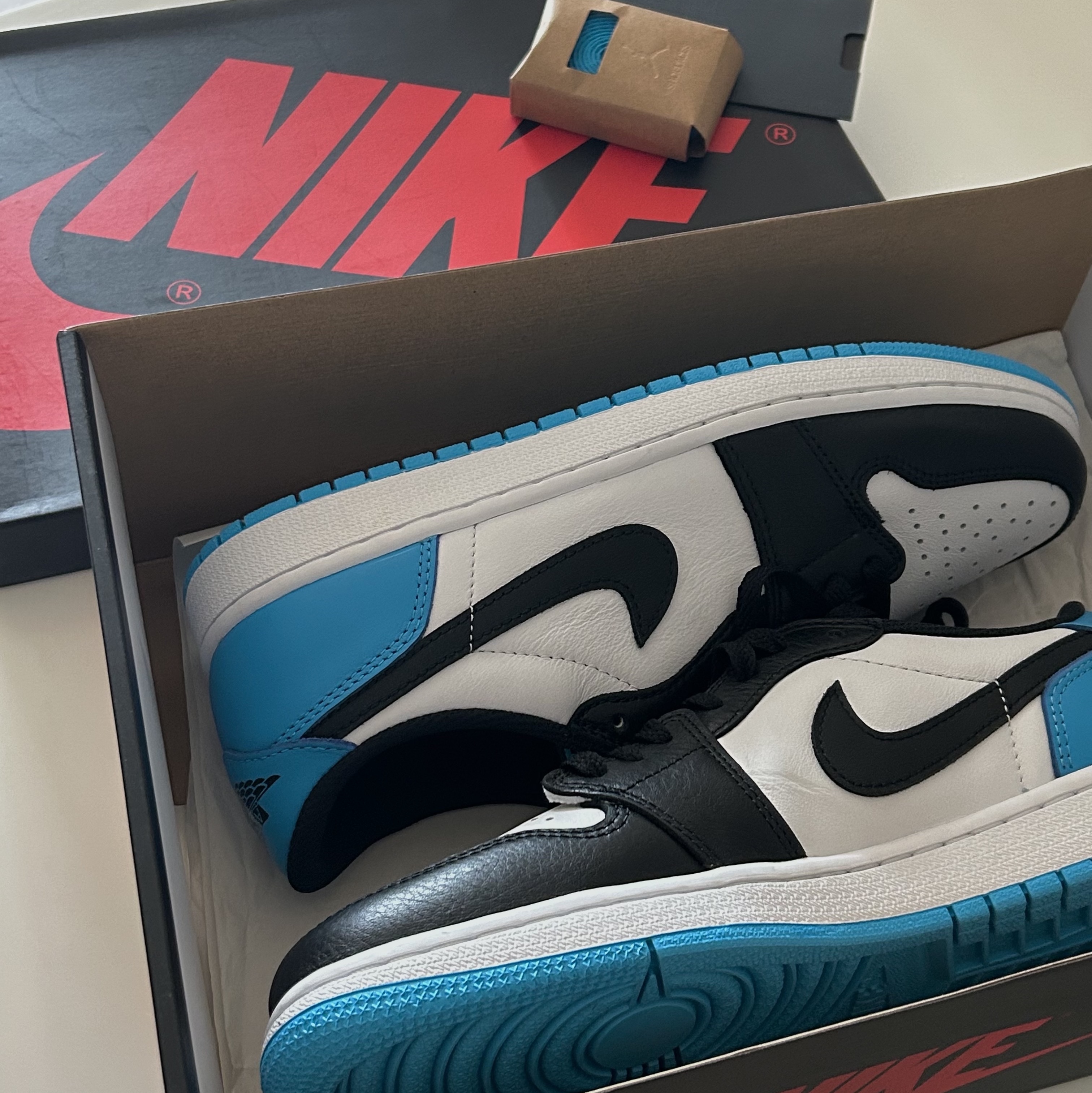 Jordan 1 Retro Low OG Black and Dark Powder Blue 착용 스타일