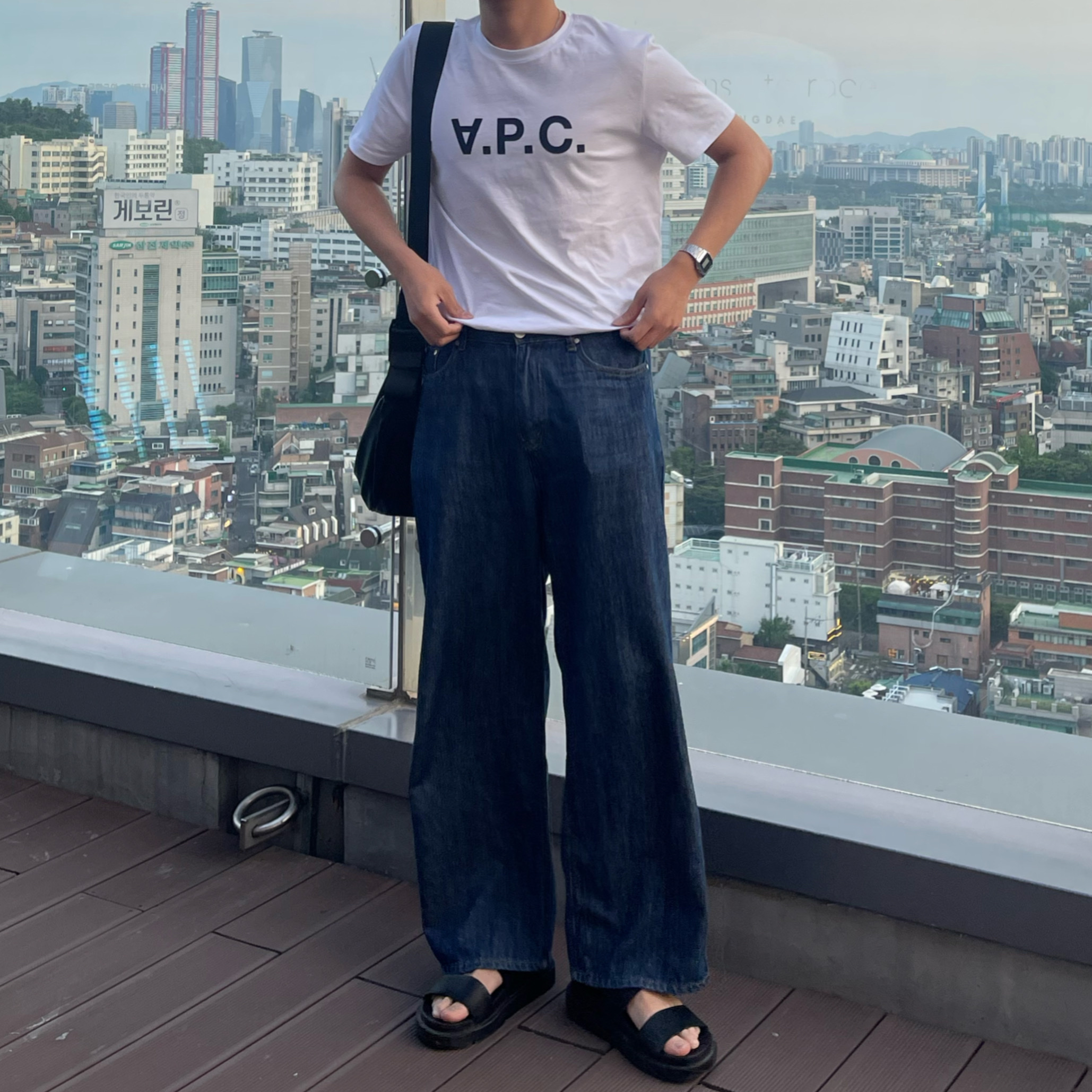 A.P.C. VPC T-Shirt White Dark Navy 착용 스타일