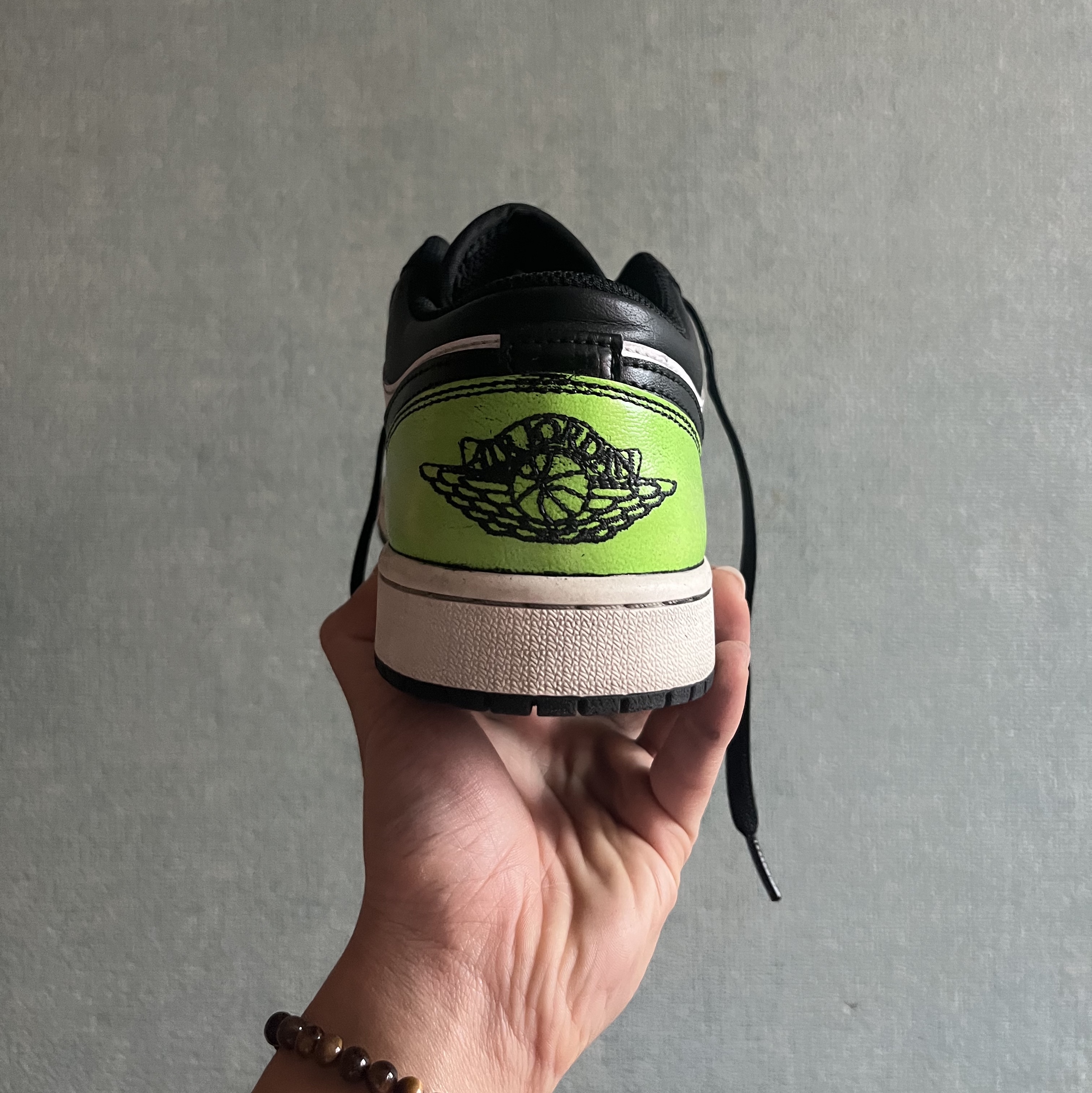 Jordan 1 Low SE Black Electric Green 착용 스타일 - 2