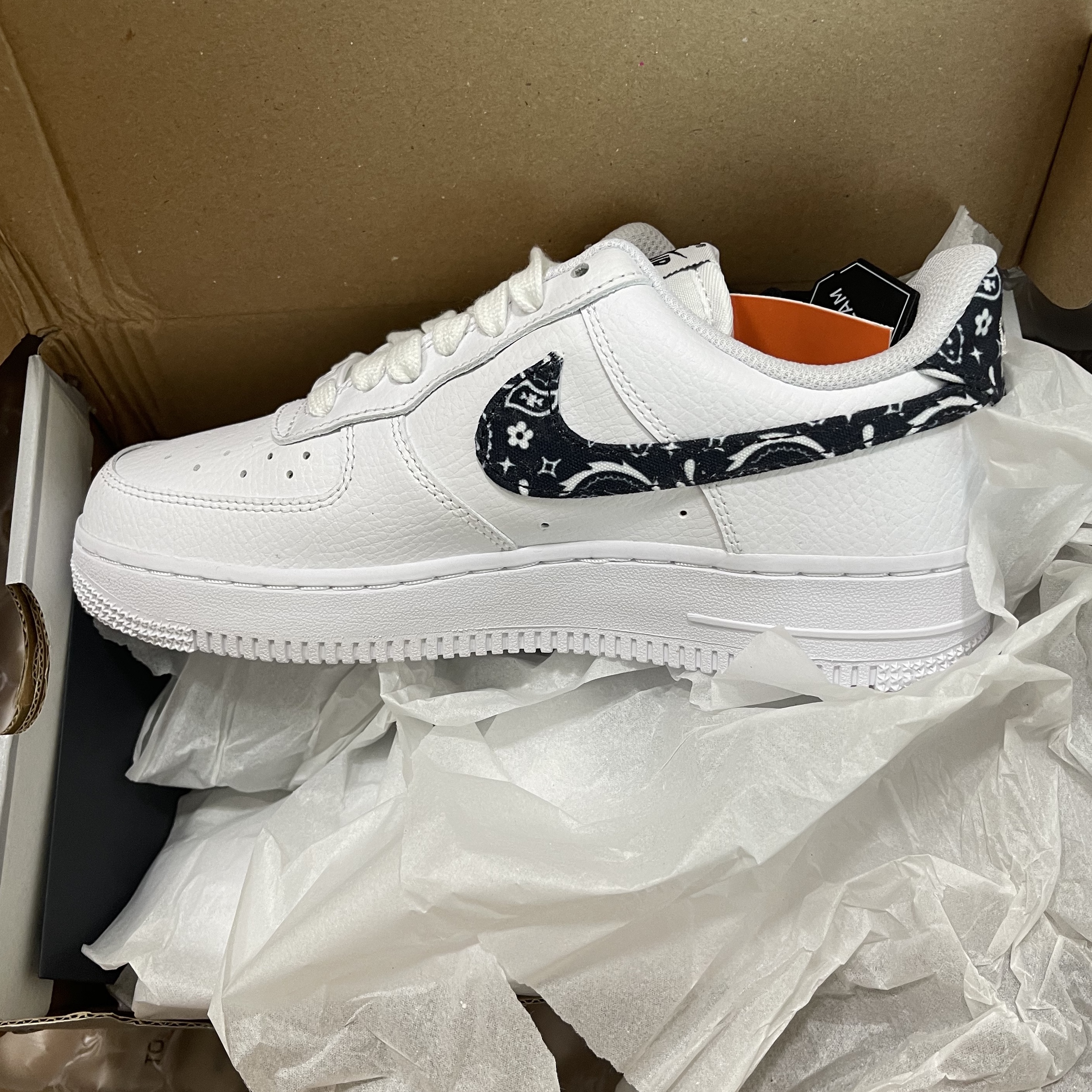 (W) Nike Air Force 1 '07 Essential Paisley Swoosh White Black 착용 스타일
