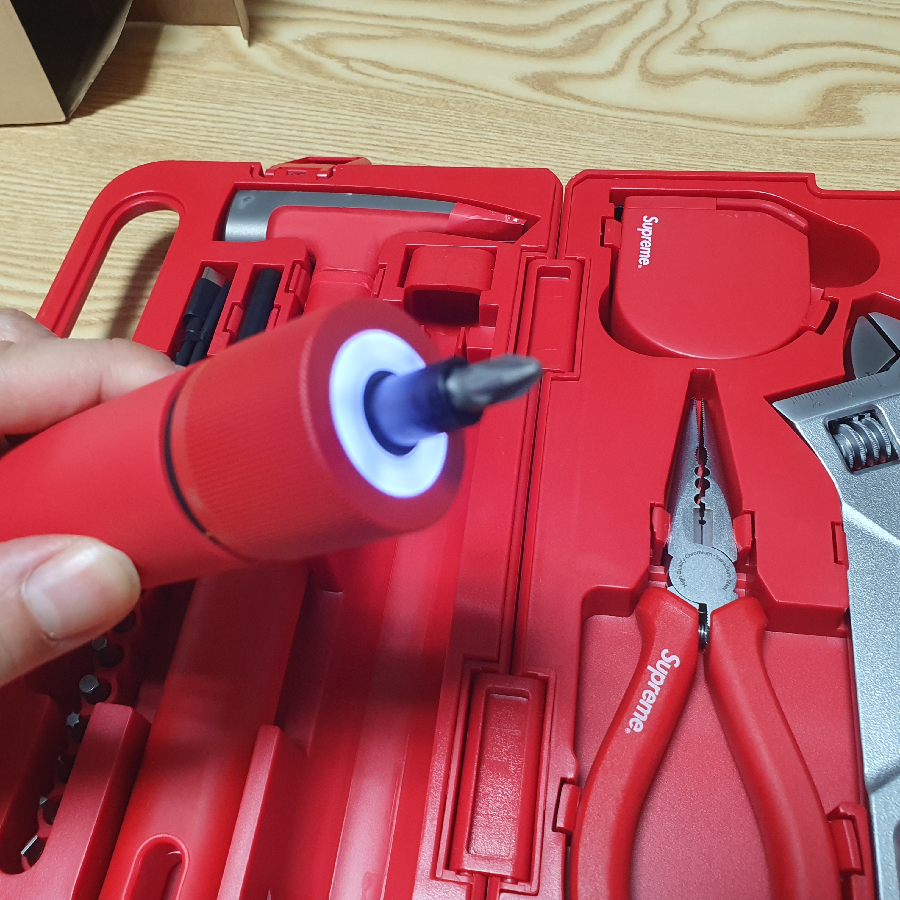 Supreme x Hoto 5-Piece Tool Set Red - 23SS 착용 스타일 - 3