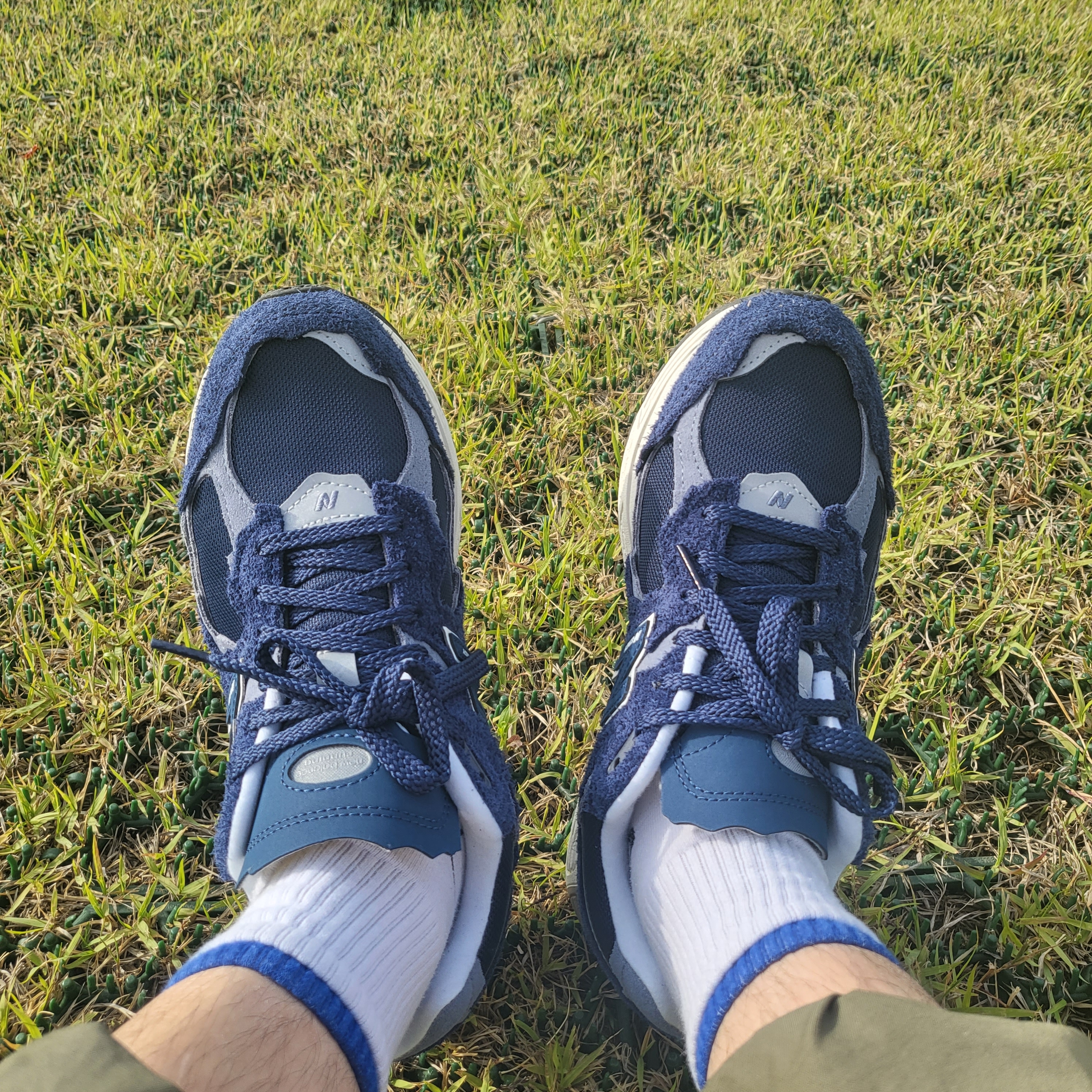New Balance 2002R Protection Pack Navy 착용 스타일 - 2
