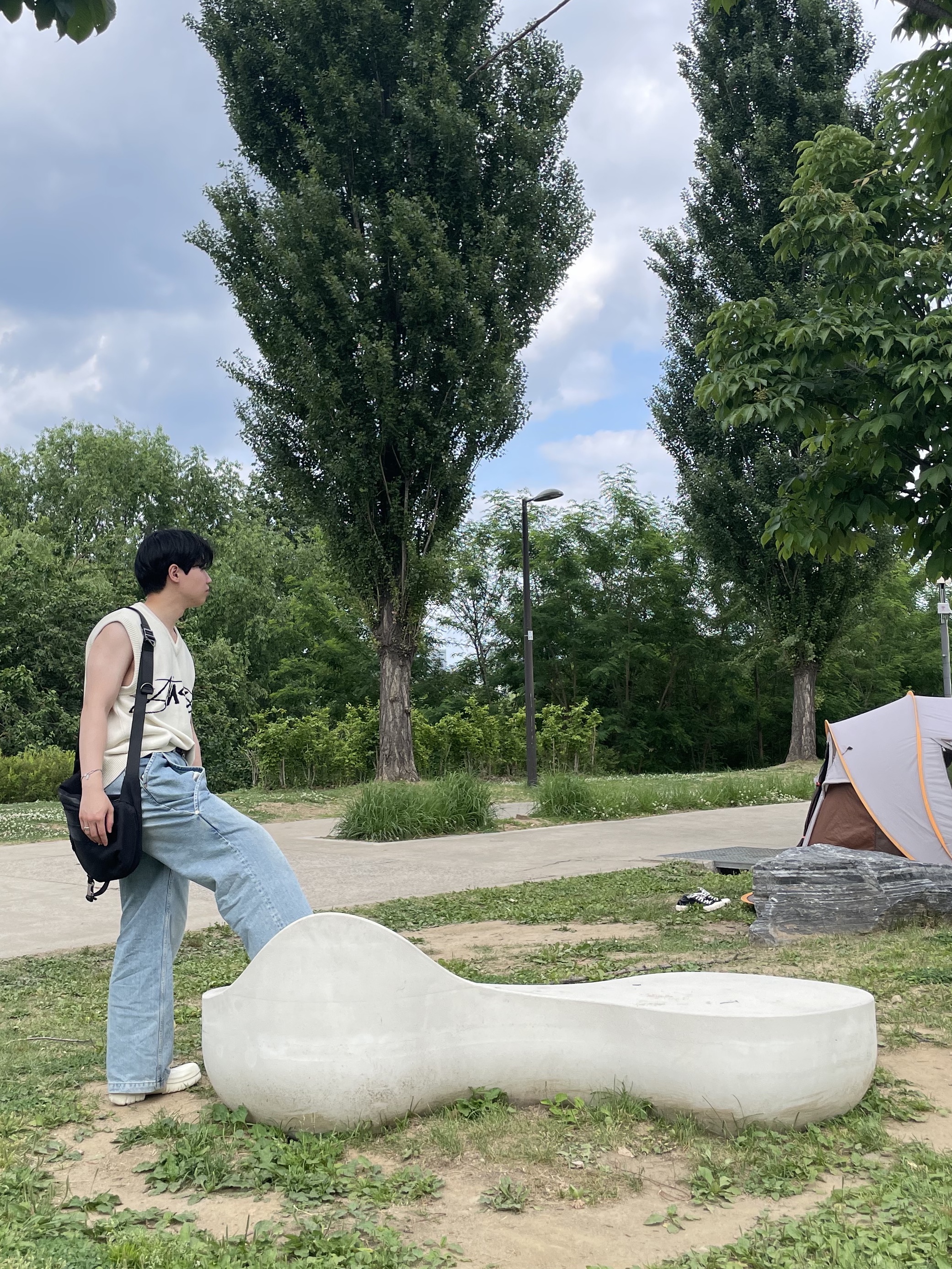 Stussy Sweater Vest Natural, Birkenstock A630 Clog White 착용 스타일 - 4