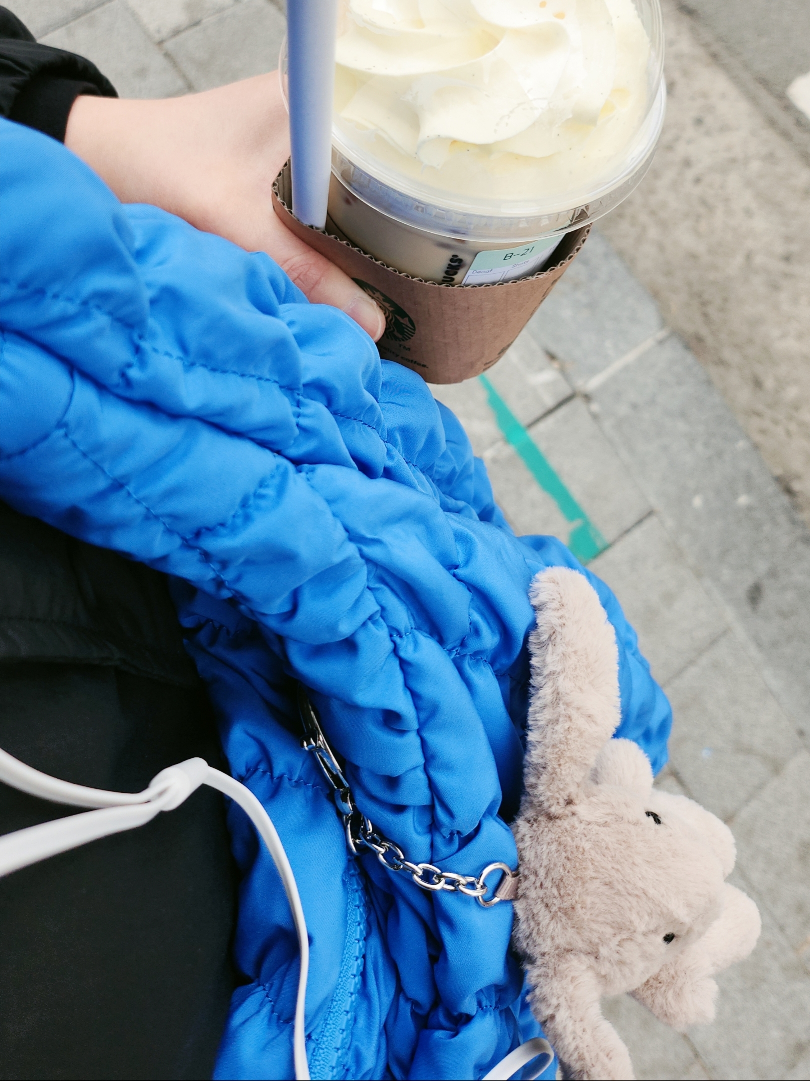 COS Quilted Oversized Shoulder Bag Blue 착용 스타일